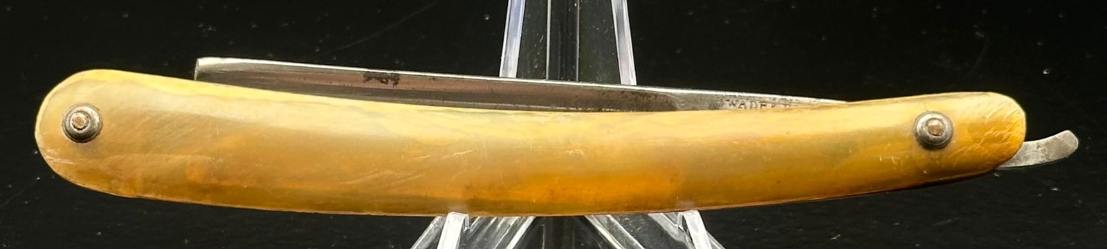 Wade & Butcher Sheffield Straight Razor – Fishbone/Arrow Stamps – Honey Celluloid (1 of 9)