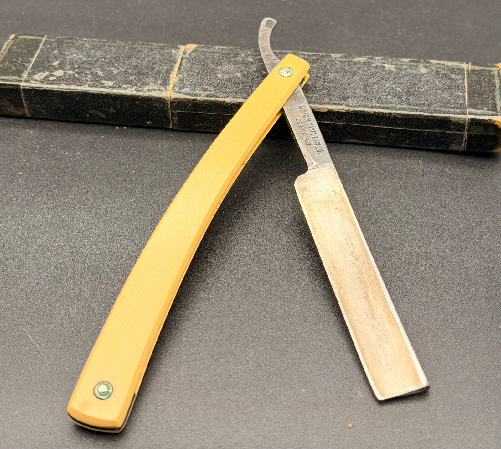 Vintage KA-BAR Union Cutlery Co. Straight Razor – Olean NY – Yellow Handle – Barber Shave (1 of 7)