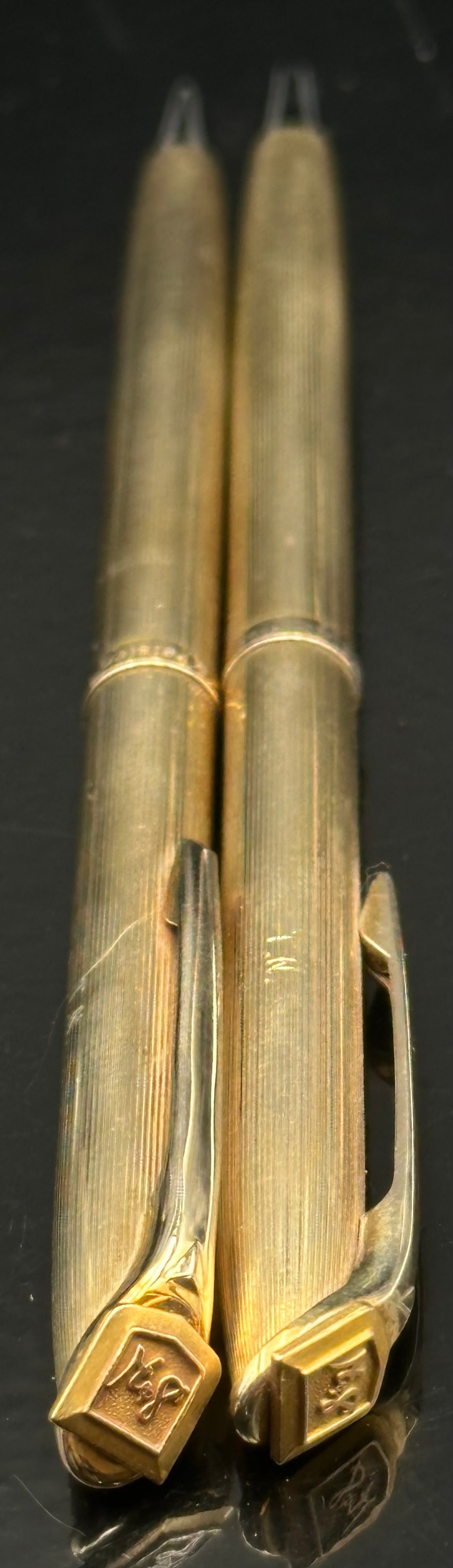 VINTAGE KREISLER GOLD-TONE PEN & PENCIL SET – ORIGINAL BOX – MID-CENTURY: Beautiful vintage Kreisler pen and mechanical pencil set in a gold-tone striated finish with matching sculpted clips. Classic mid-century design, elegant and well-made. Both pieces appear in very nice