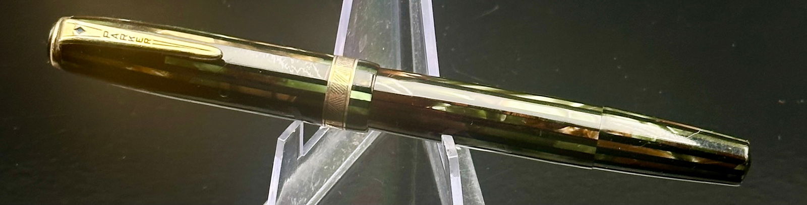 VINTAGE PARKER VACUMATIC “EMERALD PEARL” FOUNTAIN PEN – 14K NIB – STRIPED CELLULOID: Beautiful vintage Parker Vacumatic fountain pen in the desirable Emerald Pearl (green pearl) striped celluloid. Features the classic Parker arrow clip, wide gold cap band, and a 14K Parker USA nib. Cl