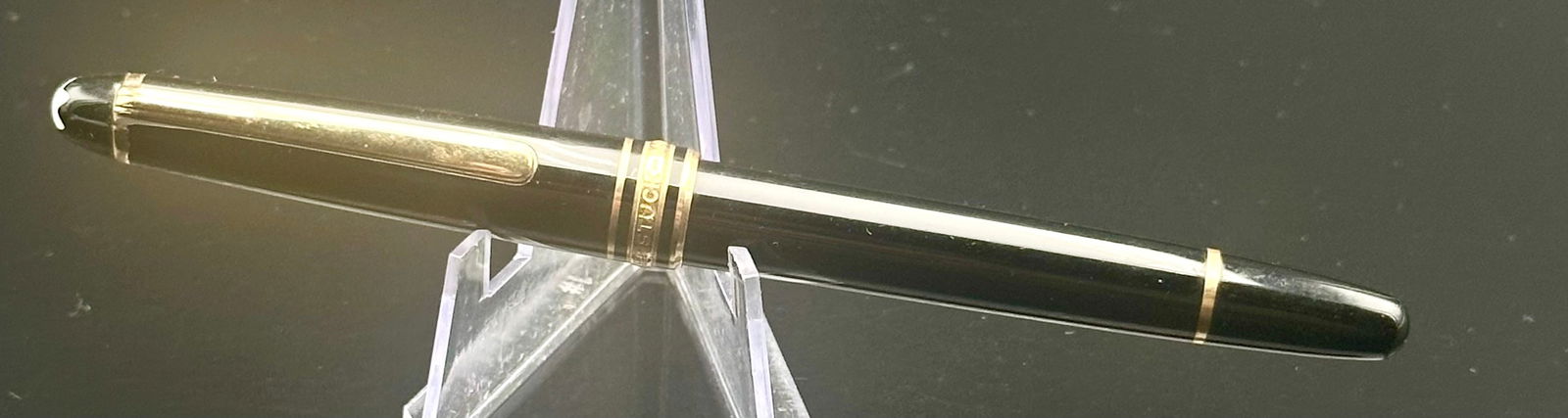 MONTBLANC MEISTERSTÜCK 144 – VINTAGE 14C “4810” NIB – BLACK & GOLD – FOUNTAIN PEN: Beautiful vintage Montblanc Meisterstück 144 fountain pen with a 14C gold “4810” nib, early Montblanc star emblem, and classic black-and-gold styling. Features the vintage ebonite feed and pr