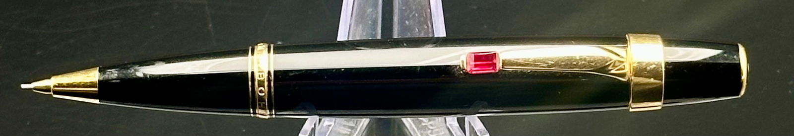 MONTBLANC WRITERS EDITION “HONORÉ DE BALZAC” MECHANICAL PENCIL – BOXED: Elegant Montblanc Writers Edition “Honoré de Balzac” mechanical pencil. Black and gray lacquer body, gold-plated trim, and the signature red clip stone unique to this edition. Smooth twist-ad