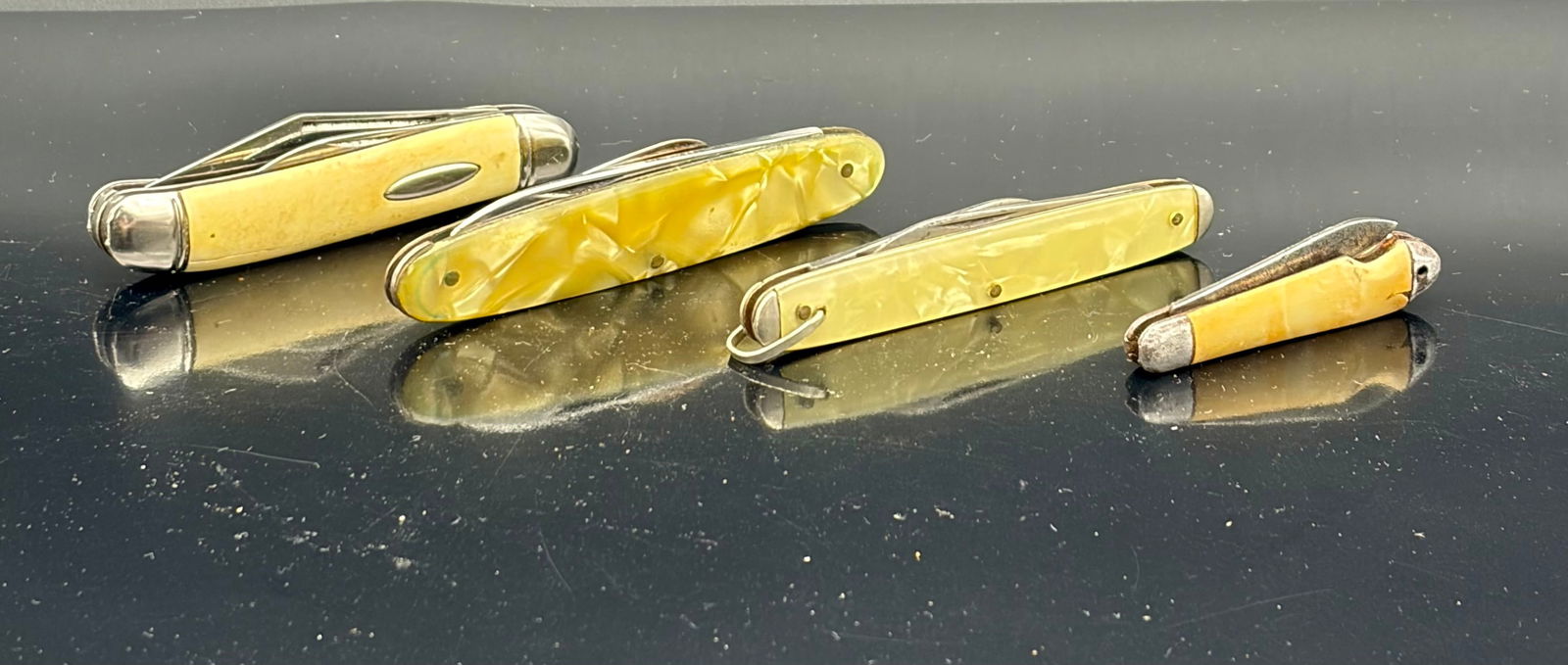 Lot of 4 Vintage Yellow Handle Pocket Knives (1 of 12)