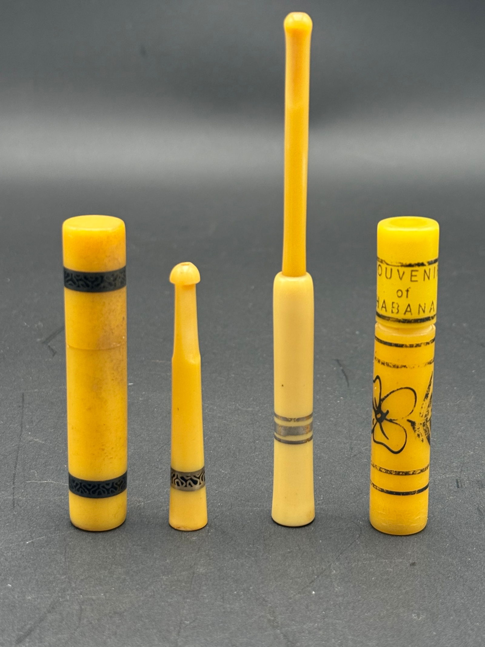 2 Vintage Bakelite cigarette holders (1 of 5)