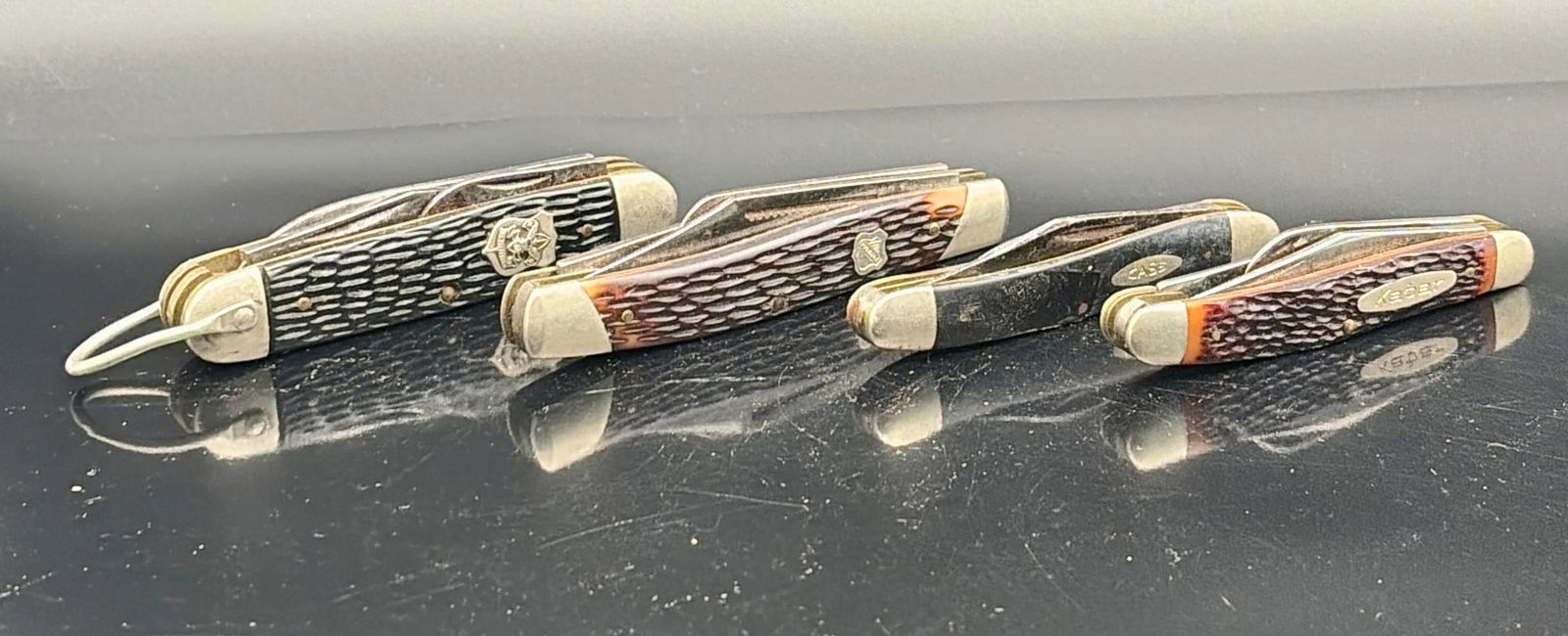 Case Ka-Bar Primble Scout Knife Lot – 4 Vintage: Outstanding four-piece vintage pocketknife lot featuring some of the most recognizable American brands in traditional cutlery. Included are:1.Boy Scouts of America Imperial – Black jigged handle wit