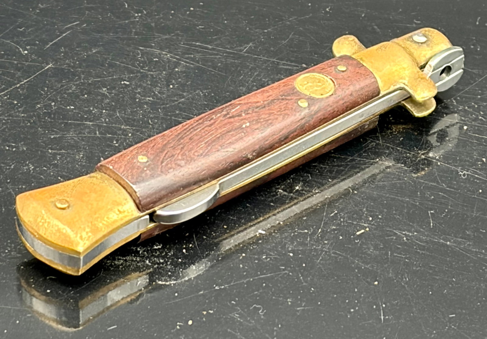 Vintage Kissing Crane KC-47 Stiletto – Germany: A classic vintage Kissing Crane KC-47 Stiletto, made in Germany and stamped with the well-known Kissing Cranes logo. This model features:•Stiletto-style stainless blade, marked “Kissing Crane G