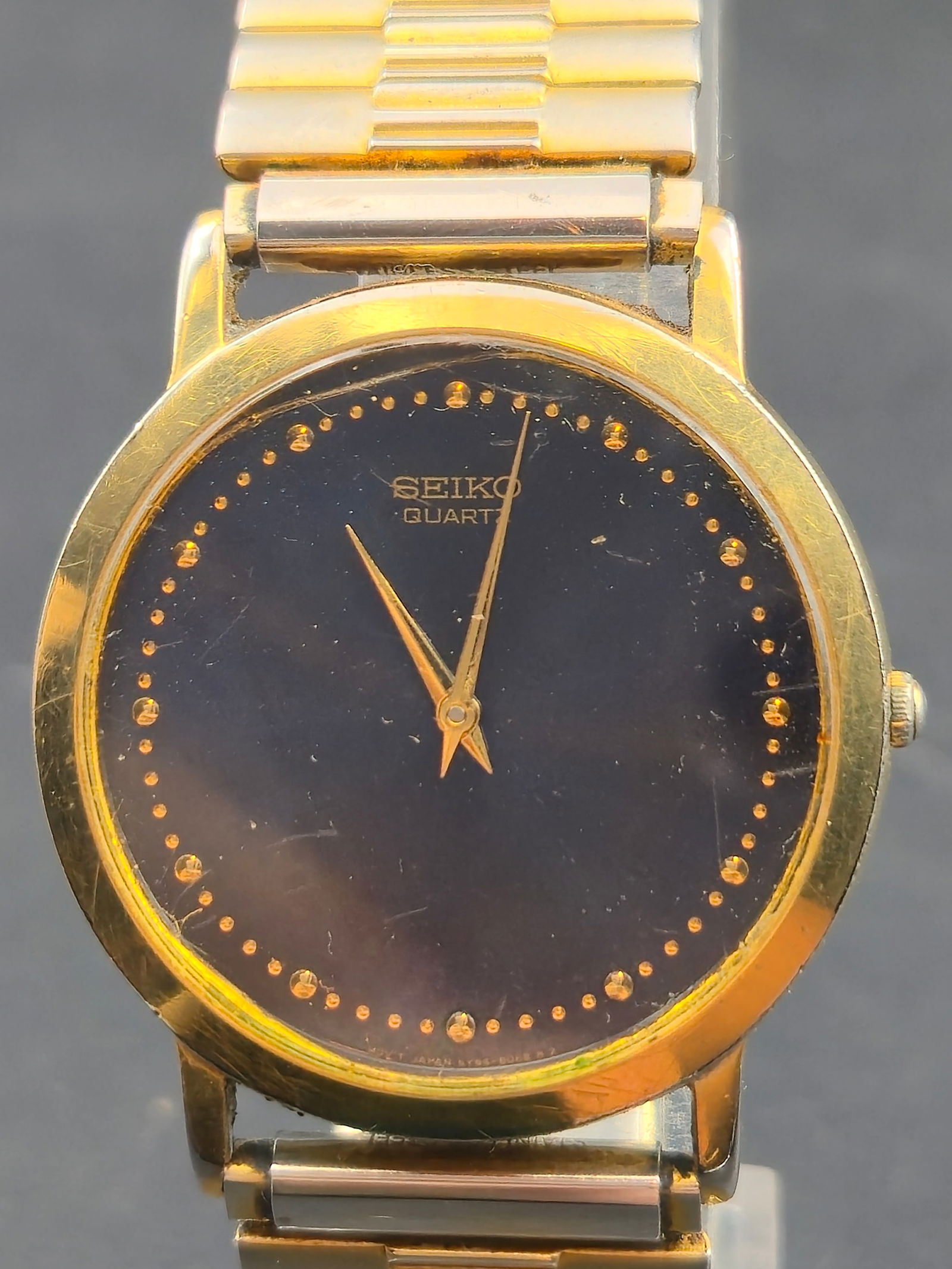 1990s Seiko Quartz 33mm Gold-Tone Black Dot Dial Dress Watch 5M94-8009 New Battery Running & Keeping (1 of 8)