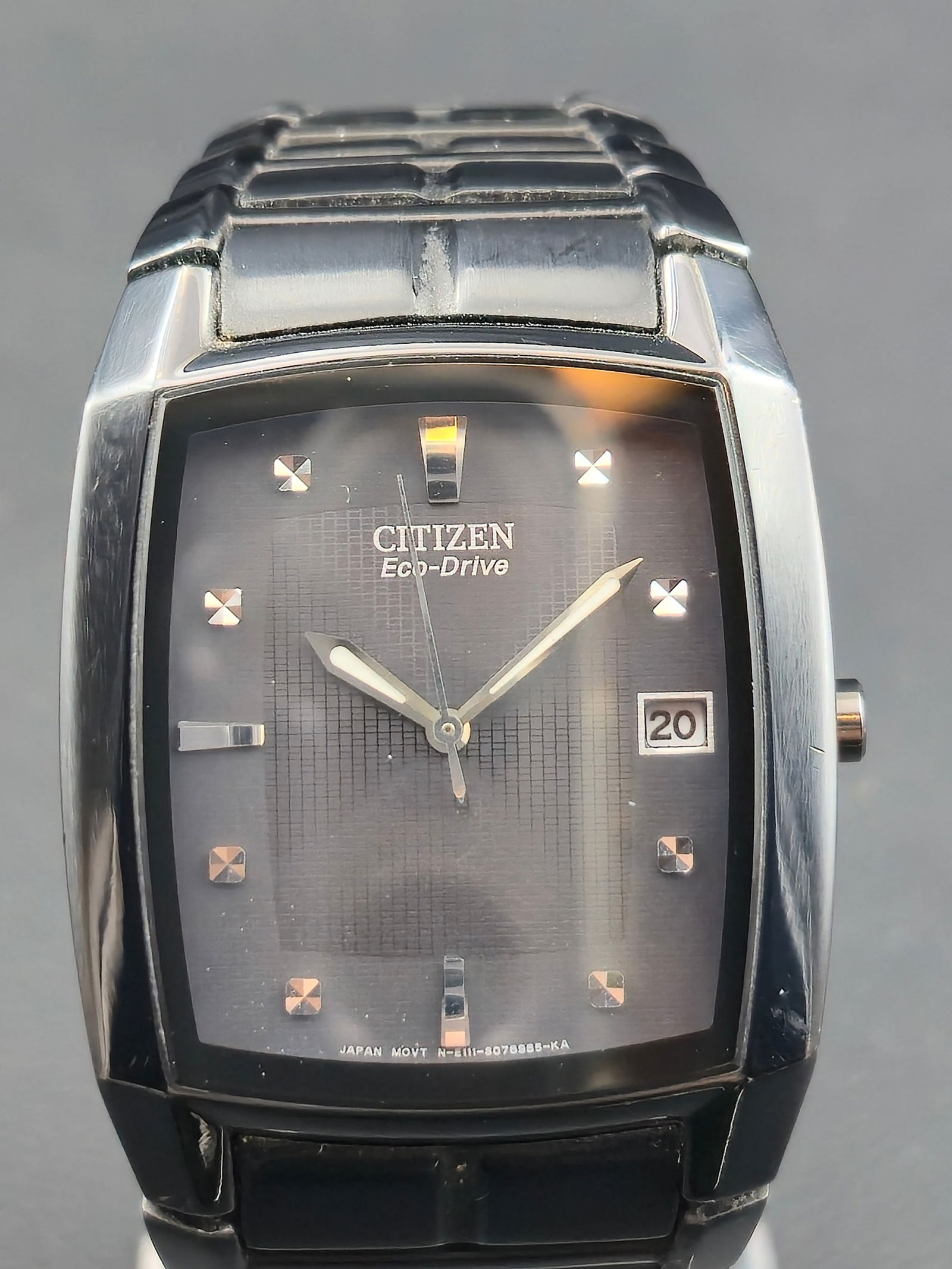 2008 Citizen Eco-Drive Men’s 32mm Black Tank Case Dress Watch w/ Bracelet Parts – Runs: Handsome men’s 2008 Citizen Eco-Drive rectangular tank-style dress watch featuring a black dial with applied metallic indices, date display, and glossy black stainless steel bracelet. The watch is r