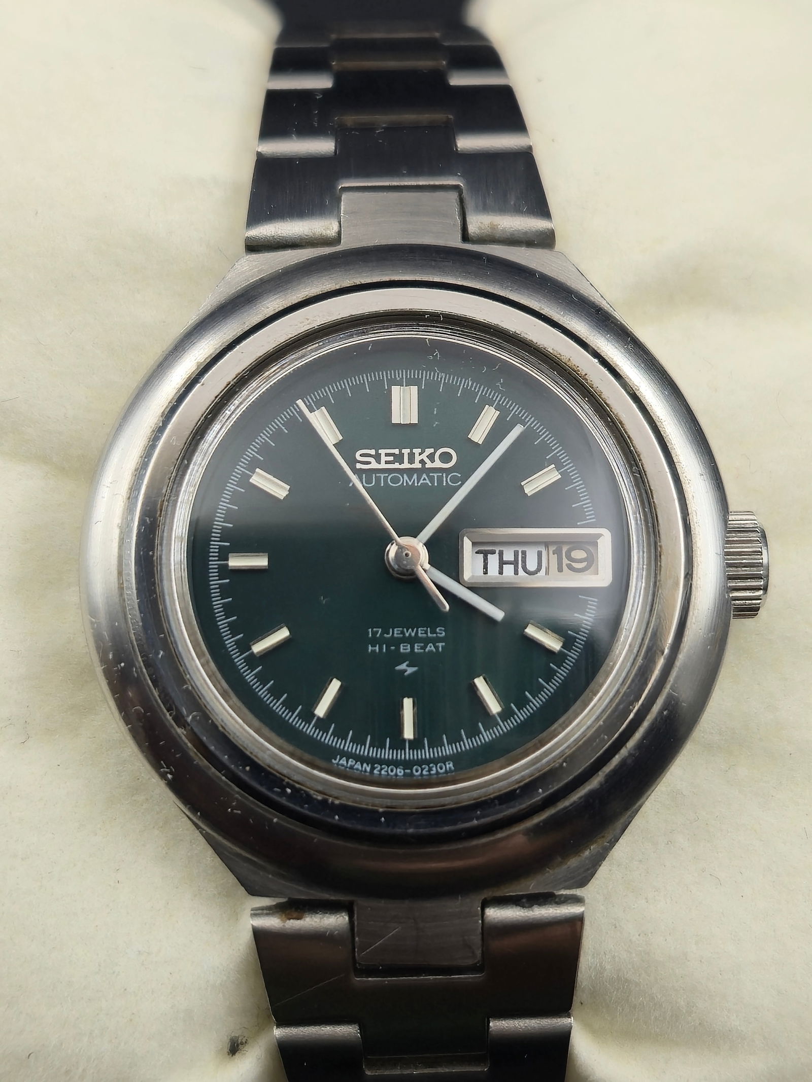 1972 Seiko Hi-Beat Automatic 26mm 2206-0159 Green Dial 17J Day-Date Watch w/ Box Running: Vintage 1972 Seiko 2206-0159 Hi-Beat Automatic featuring a deep green sunburst dial, stainless steel case, and matching Seiko-signed bracelet. Powered by the respected 2206 Hi-Beat 17-jewel movement,