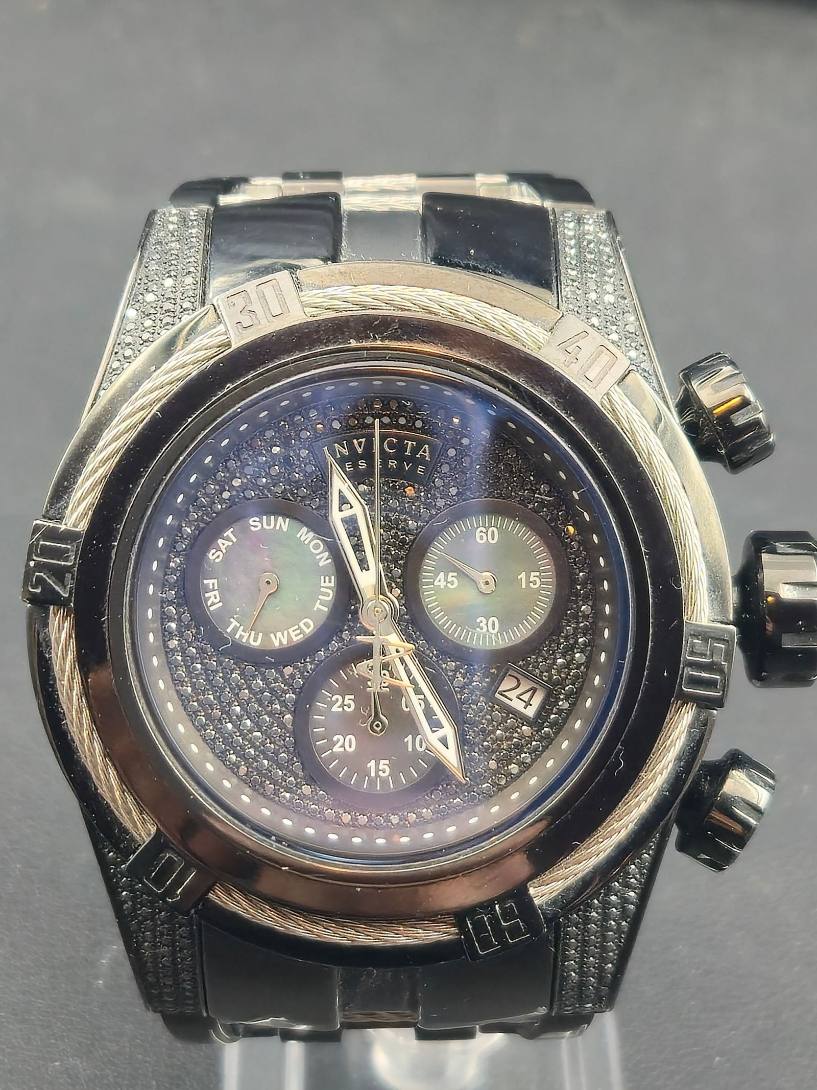 Invicta Reserve Bolt Zeus Chronograph 52mm Black Cable – Runs: This bold Invicta Reserve Bolt Zeus features the signature cable-wire bezel and integrated cable bracelet links. The oversized 52mm case houses a multi-function chronograph with day, date, and 60-minu