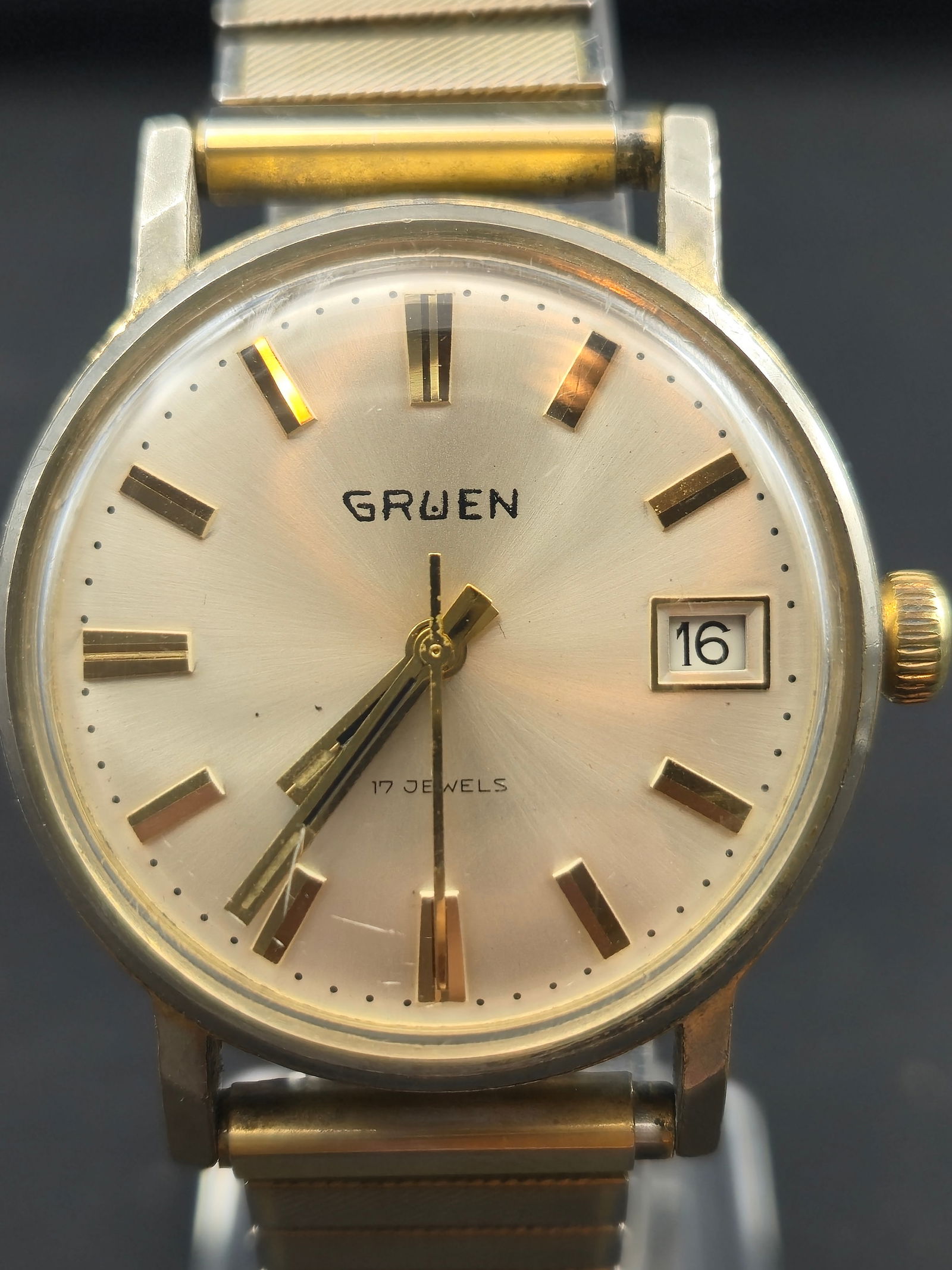 1960s Gruen 17J Mechanical Date Watch 33mm Silver Sunburst Dial Runs Vintage: Vintage 1960s Gruen 17-jewel mechanical wristwatch featuring a clean silver sunburst dial with applied gold-tone indices and a framed date window at 3 o’clock. The watch is running and keeping time