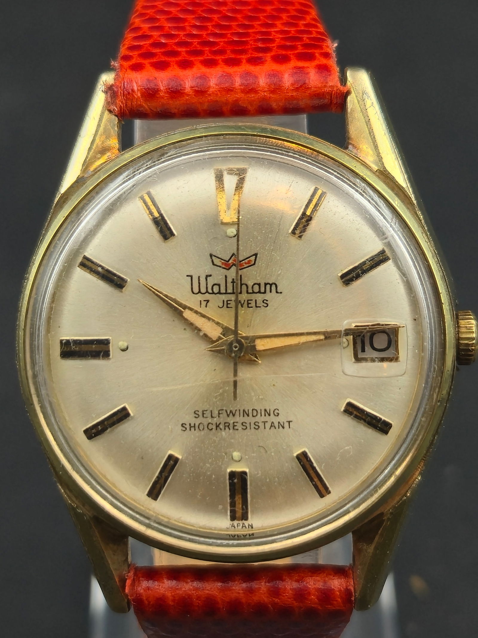 1960s Waltham 17J Automatic “Red Crest” 35mm Gold-Tone Date Watch Running Ref S-316C: A classic 1960s Waltham 17-jewel automatic wristwatch featuring the desirable Red Crest logo, original dial, and a Japan-made Waltham S-316C movement. The watch is running and keeping time, with the q