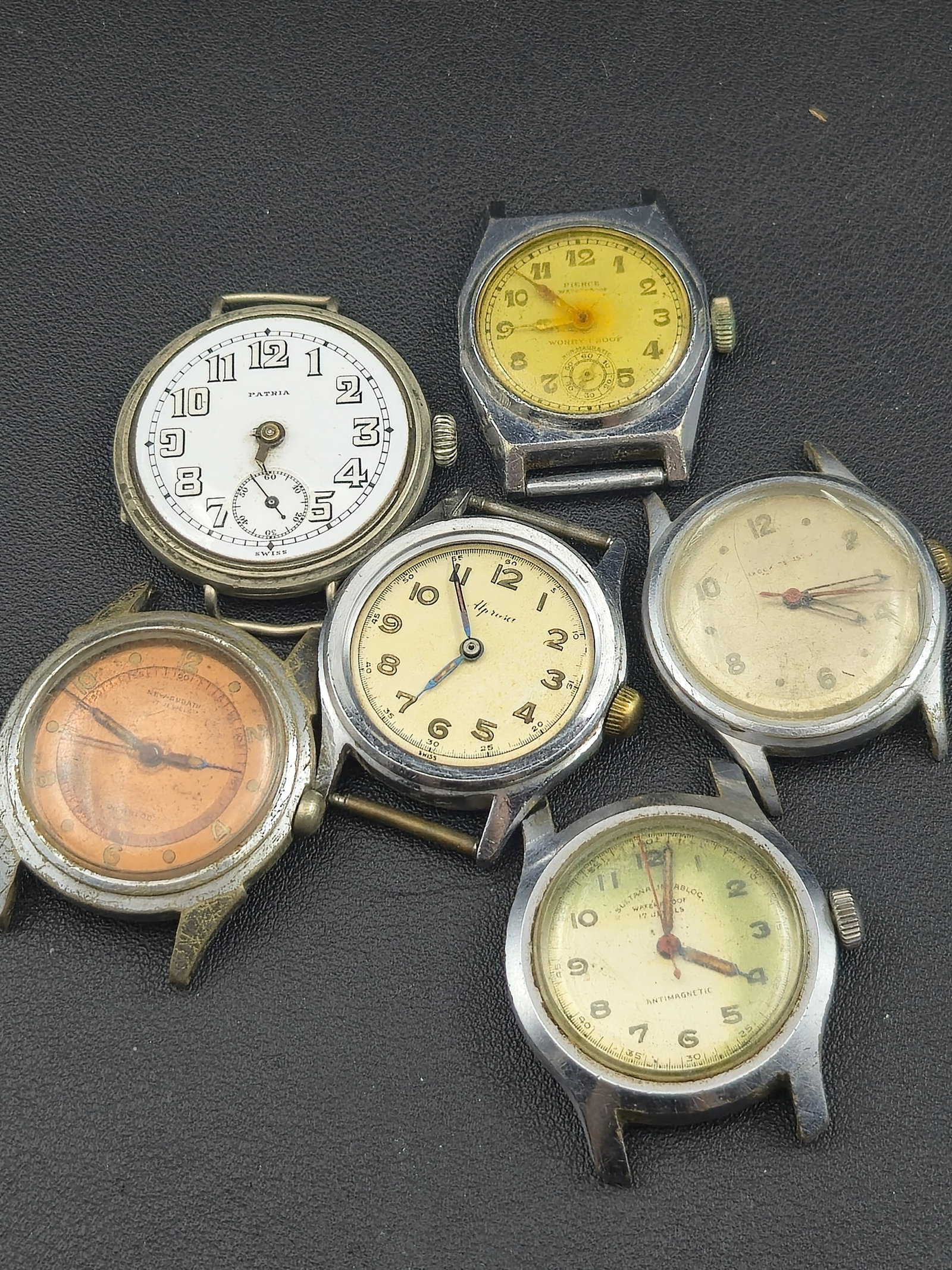 1940s–1950s Swiss Wristwatch Lot of 6 – Incabloc, Waterproof, Antimagnetic – Untested Vintage: mixed lot of seven vintage Swiss wristwatches from the 1940s–1950s, featuring classic field-style and military-influenced dial layouts, luminous hands, sub-seconds dials, and early waterproof and an