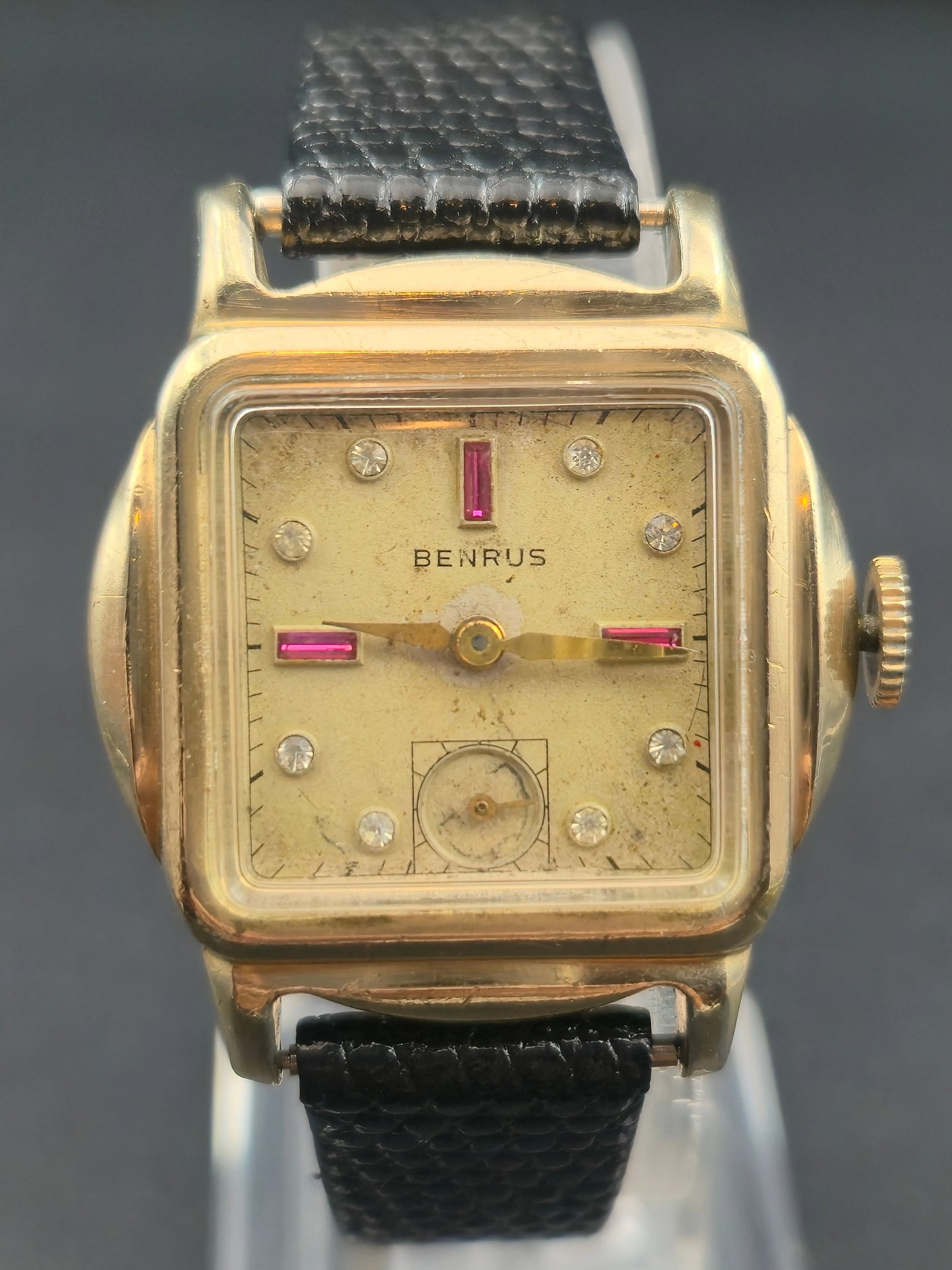 1950s Benrus Ruby Dial 30mm 10K GF Bezel 17J BB4 Manual-Wind Square Watch Running: Offered is a 1950s Benrus “Ruby Dial” square-case wristwatch featuring faux-ruby baton markers and diamond-style raised indices, paired with a sub-seconds register at 6 o’clock. Powered by t