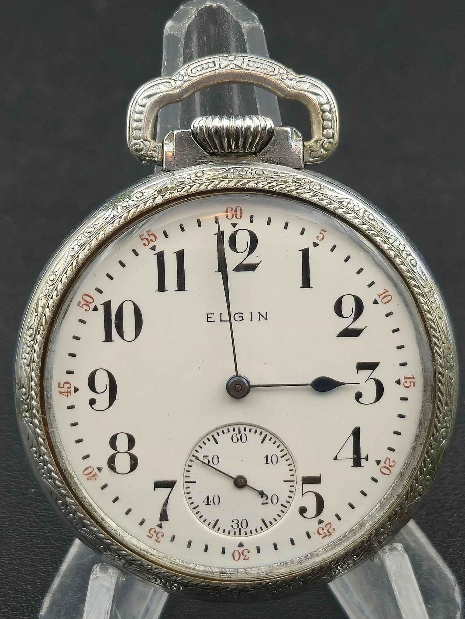 1914 Elgin Grade 293 16s 7J Pocket Watch in Defiance Case – Runs: 1914 Elgin Grade 293 pocket watch featuring a 16-size, 7-jewel gilt movement in a beautifully engraved Defiance nickel case. This model was one of Elgin’s most widely produced working-grade watches,