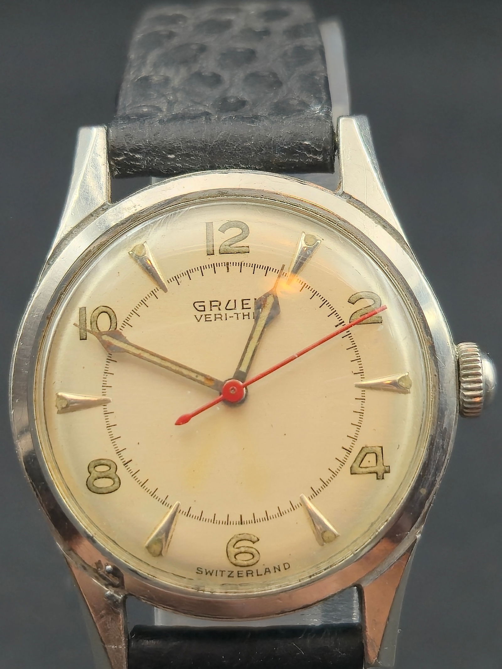 Gruen Veri-Thin 17J Manual Wind Wristwatch c.1950s 30.3mm Cream Dial Runs: Vintage Gruen Veri-Thin Swiss wristwatch featuring a classic cream dial with applied Arabic numerals, faceted markers, and red central seconds. Slim mid-century profile with stainless steel case and s