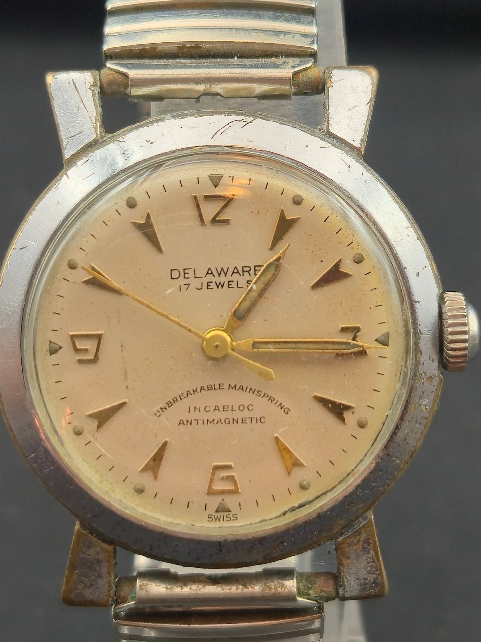 1950s Delaware Swiss Wristwatch 17J Manual Wind 31mm Stainless Steel Grewaco Movement: Vintage Delaware Swiss wristwatch dating to the 1950s, featuring a cream dial with applied arrow and Arabic hour markers and gold-tone hands. Dial marked Delaware 17 Jewels with Incabloc and antimagne