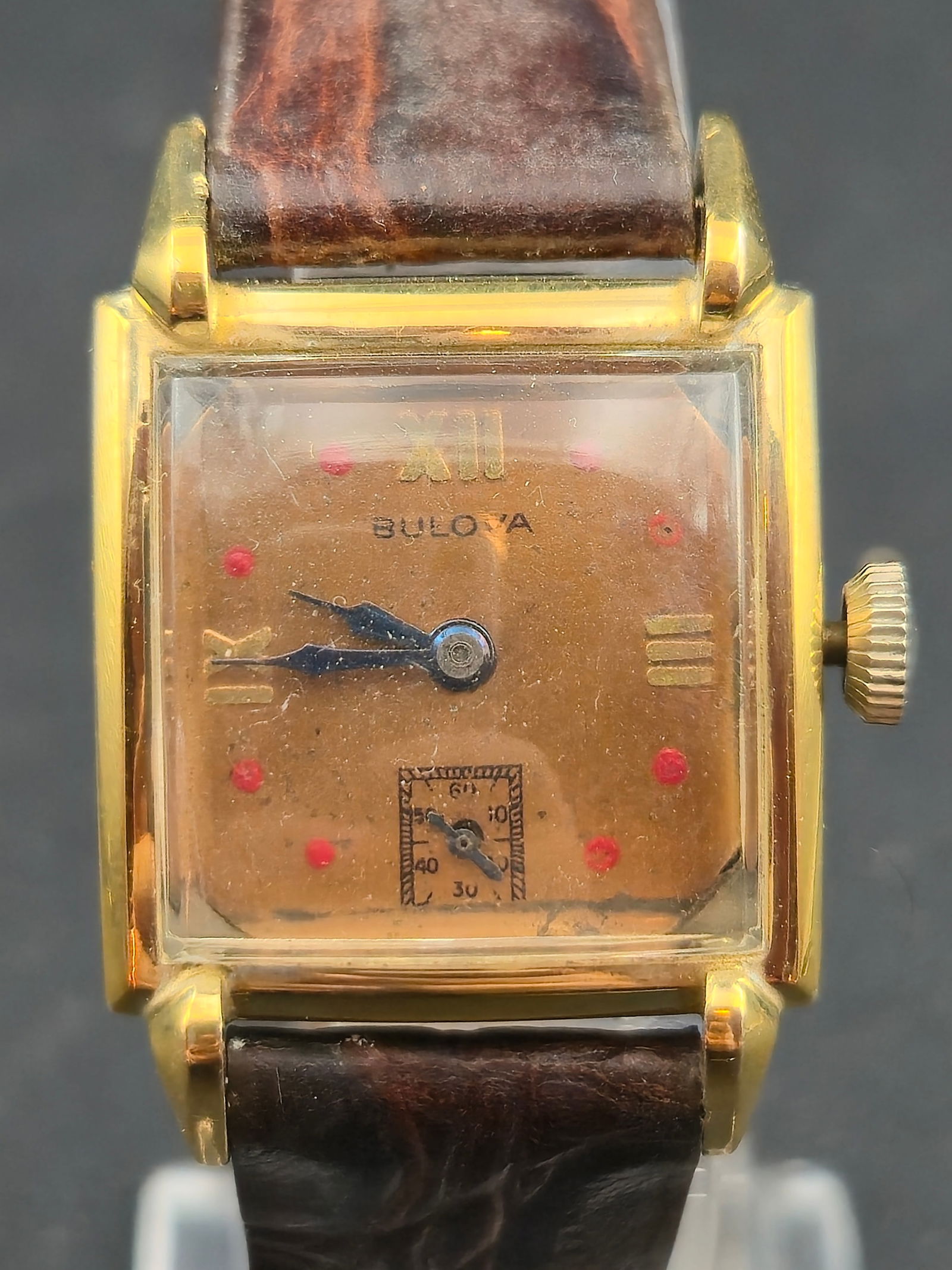 1930s Bulova Rectangular Wristwatch 15J Manual Small Seconds 10K RGP Bezel 24.9mm: Vintage Bulova rectangular wristwatch dating to the 1930s, featuring a copper-tone dial with applied markers, red dot accents, and a subsidiary seconds dial at 6 o’clock. Dial signed Bulova. Swiss m
