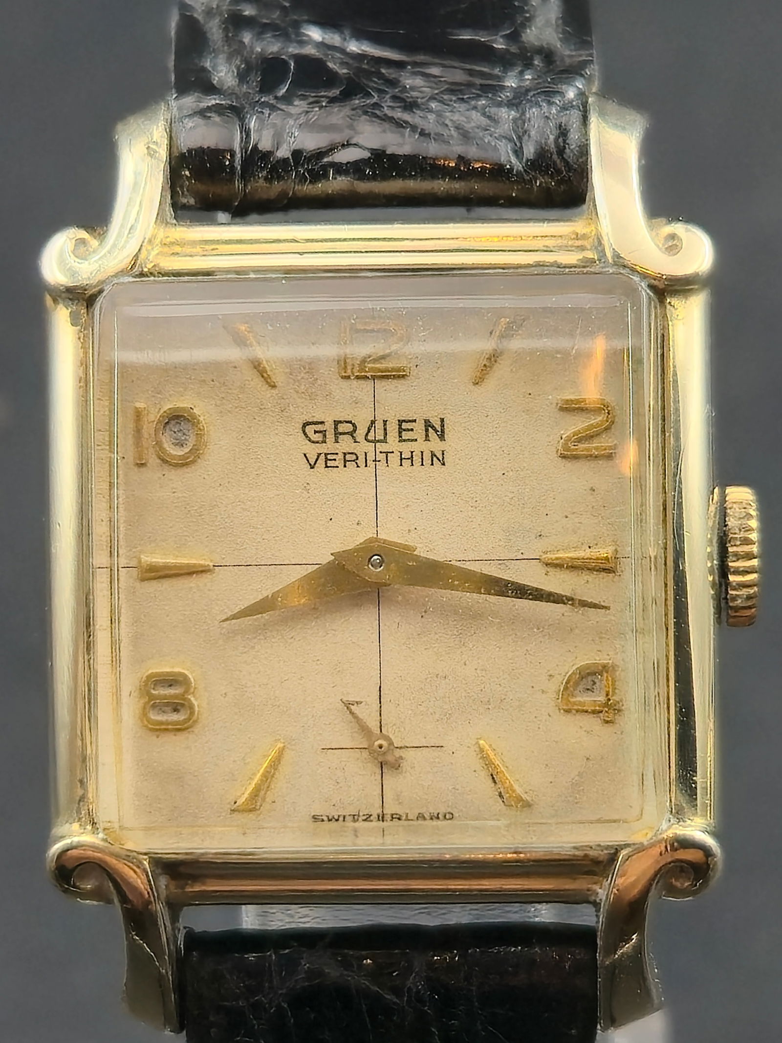 1940s Gruen Veri-Thin Rectangular Swiss 17J 10K RGP Bezel 25.3mm: This vintage Gruen Veri-Thin rectangular wristwatch dates to the circa 1940s, based on case construction, dial style, and Gruen Veri-Thin movement markings. It features a cream dial with applied Arabi