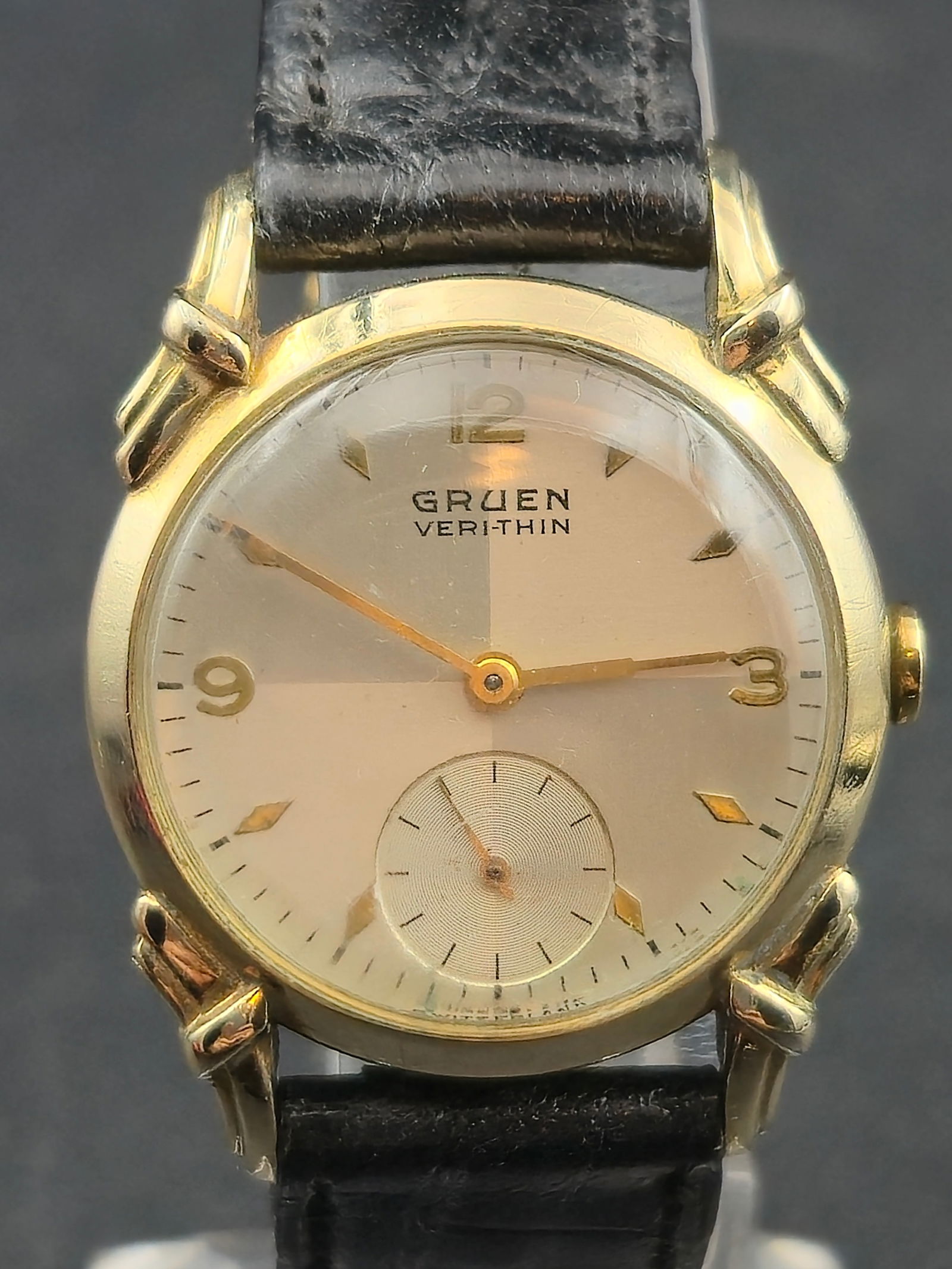 1940s Gruen Veri-Thin Fancy Lugs Swiss 17J 10K Gold Filled Bezel 28.0mm: This vintage Gruen Veri-Thin wristwatch dates to the circa 1940s, based on case construction, movement markings, and Gruen factory formatting. It features a silver-tone dial with applied Arabic numera