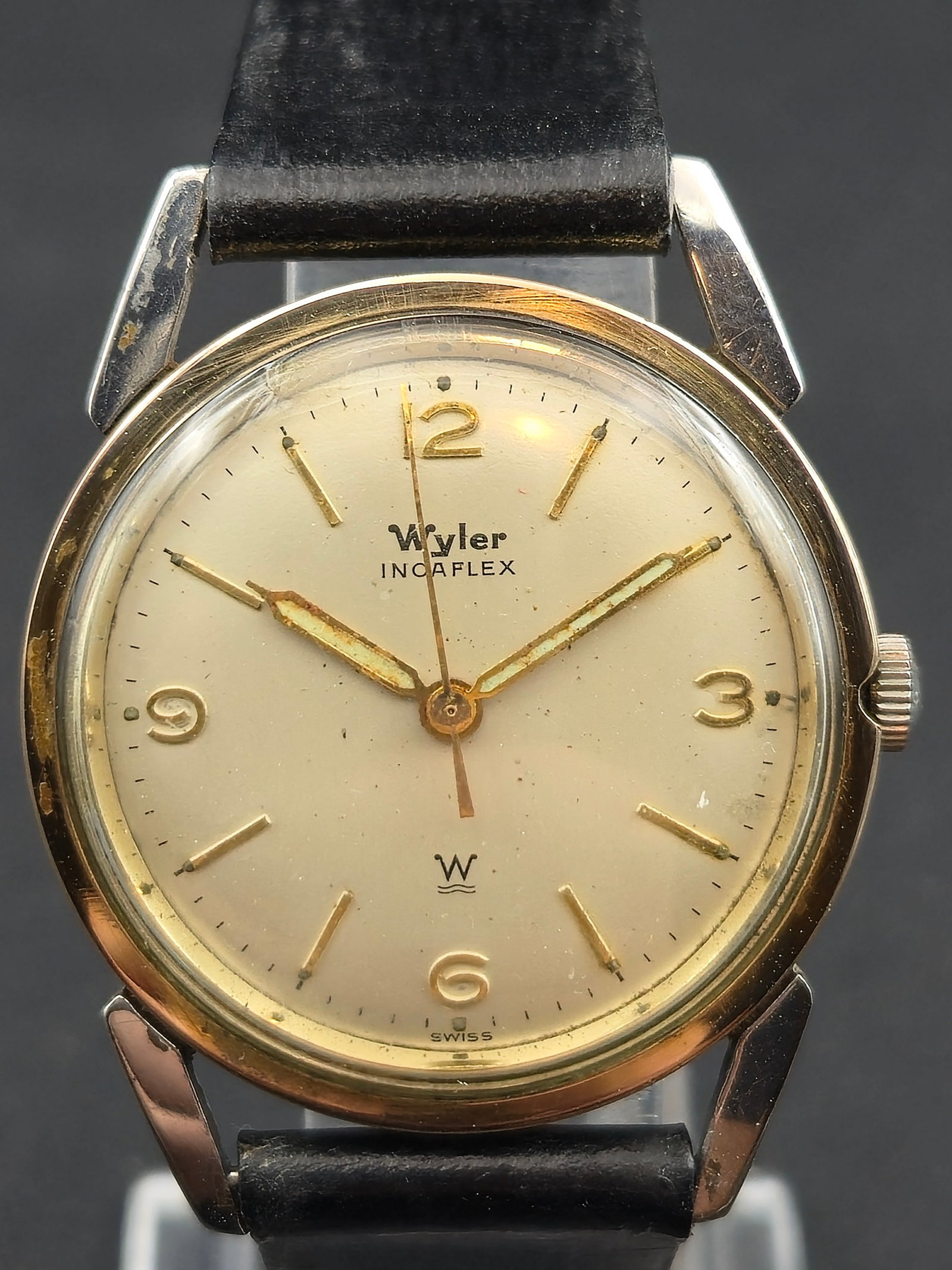 1950s Wyler Incaflex Swiss 17J Gold Bezel Stainless Back 32.8mm Runs: This vintage Wyler Incaflex wristwatch dates to the circa 1950s, based on case construction, dial design, and movement markings. It features a silver dial with applied gold Arabic numerals and baton m