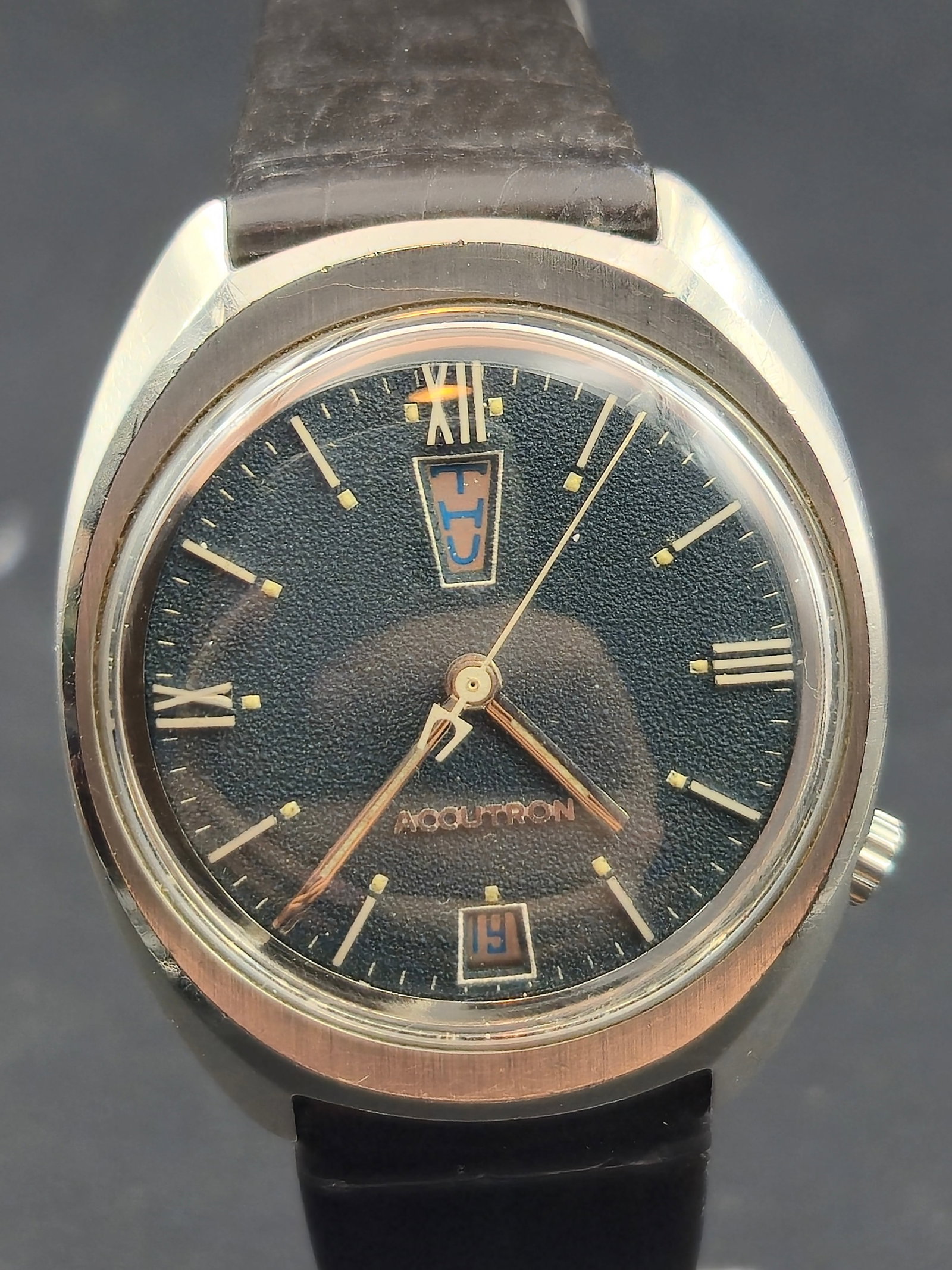 1969 Bulova Accutron 2182 Stainless Steel Uncommon Green Dial Date 34.4mm: Bulova Accutron wristwatch with green textured dial. Dial reads ACCUTRON and features applied baton hour markers with framed date window at 6 o’clock. Stainless steel case with signed Bulova tuning-