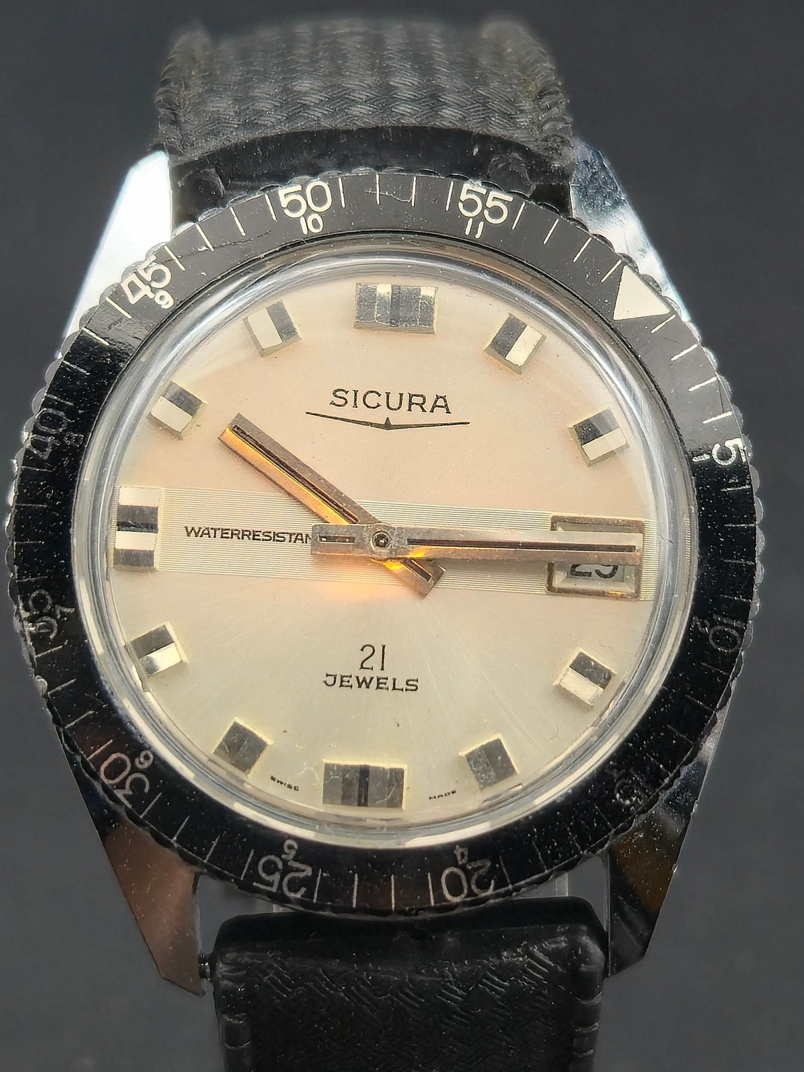 1970s Sicura Diver-Style 21J Swiss Automatic Silver Dial 35.26mm (1 of 10)