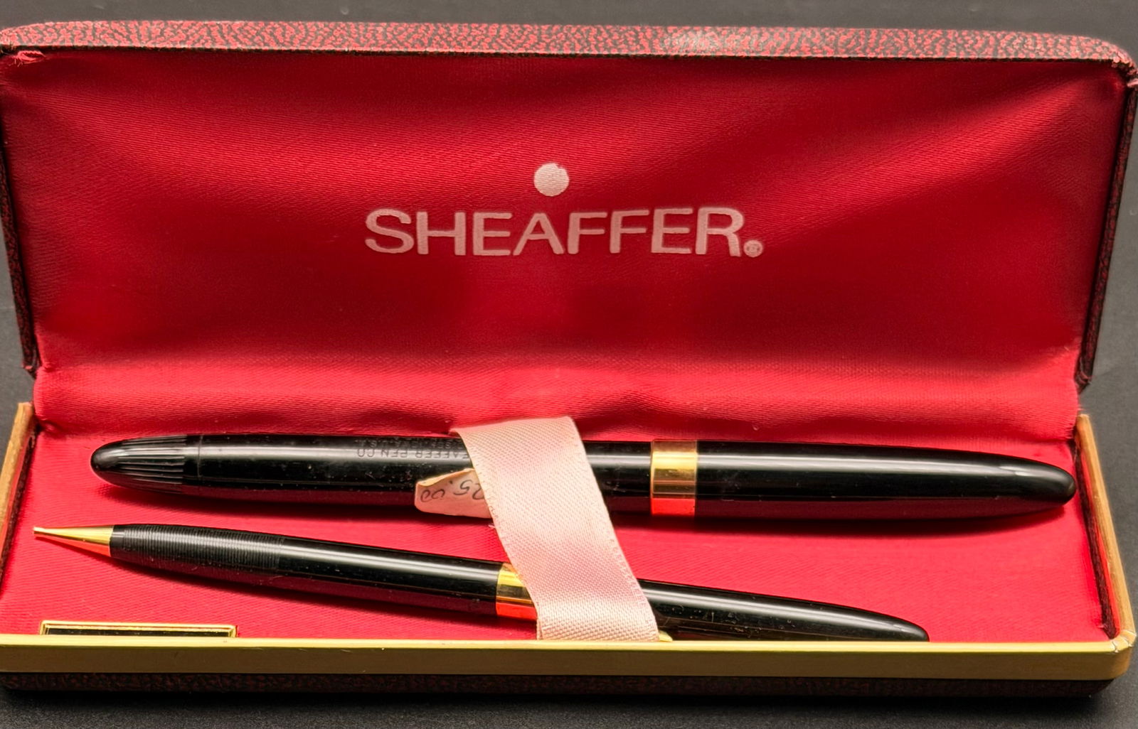 Vintage Sheaffer Fountain Pen & Mechanical Pencil Set – Lever Fill – USA – 1940s: Vintage Sheaffer fountain pen and matching mechanical pencil set, made in the USA. Fountain pen features a Sheaffer gold nib stamped “SHEAFFER – U.S.A.” with classic lever-fill mechanism. Bl