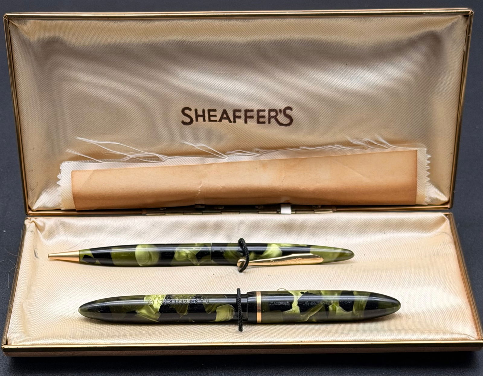 Vintage Sheaffer Green Marbled Fountain Pen 14K Gold Nib Made in USA w/ Box: Vintage Sheaffer fountain pen featuring a green marbled celluloid body with gold-tone trim. The pen is fitted with an original 14K gold Sheaffer nib marked “Sheaffer 14K Made in U.S.A.” Classi