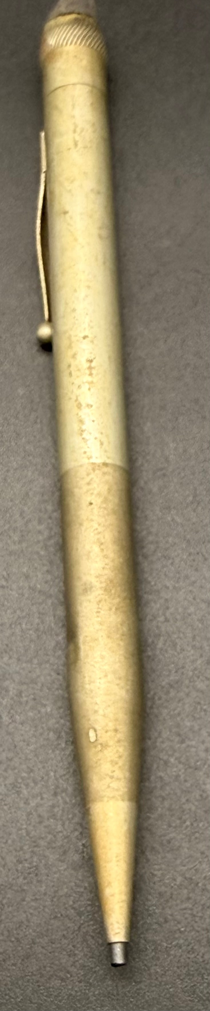 Vintage Sheaffer’s Ballpoint Pen – Gold Tone Metal – USA: Vintage Sheaffer’s ballpoint pen, featuring a gold-tone metal body with original SHEAFFER’S stamp.Classic mid-century American pen with honest wear and patina from age and use.