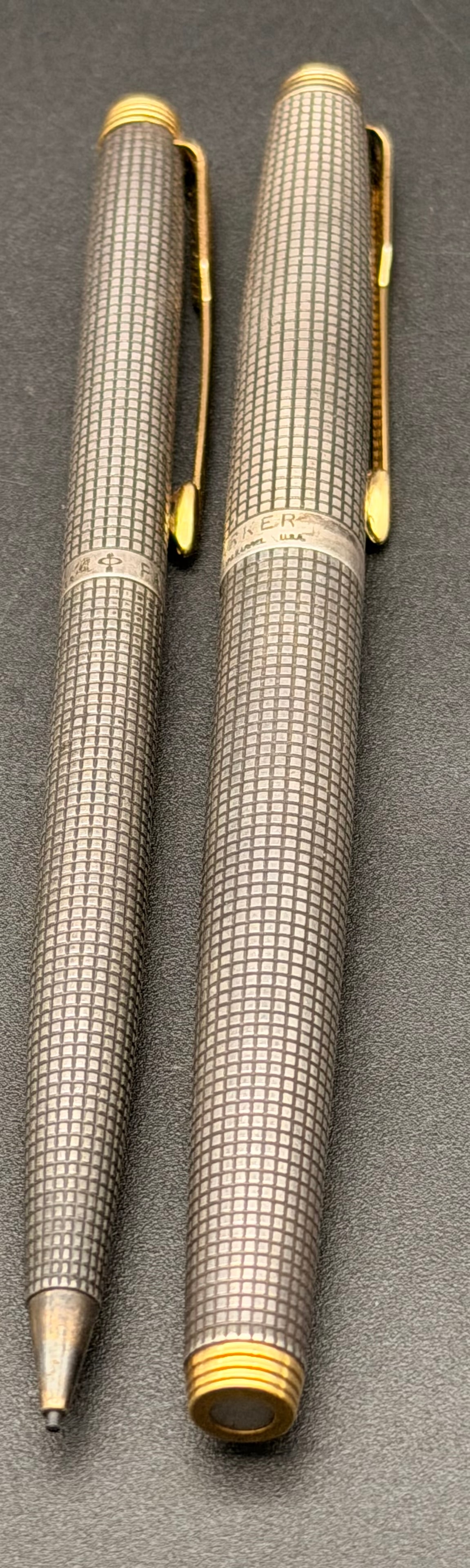 Vintage Parker 75 Ciselé Fountain Pen & Pencil Set – 14K Gold Nib: Vintage Parker 75 Ciselé fountain pen and mechanical pencil set featuring the iconic cross-hatch (grid) pattern body with gold-tone trim and classic Parker arrow clip. The fountain pen is fitted with