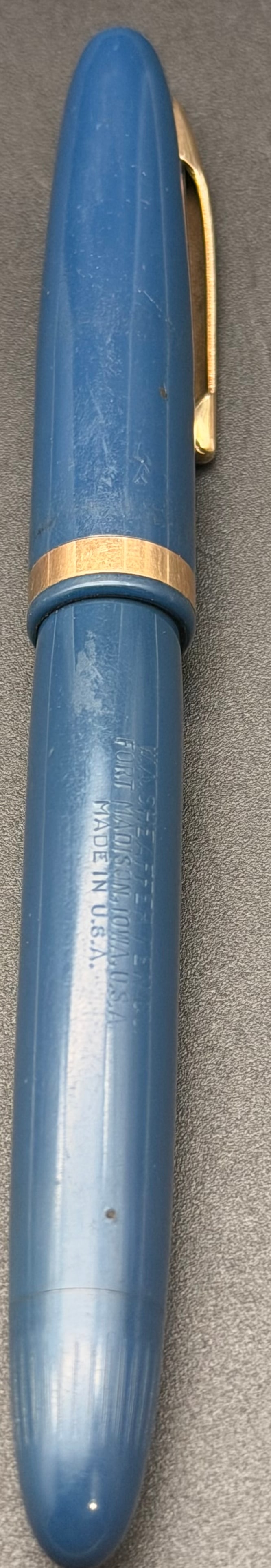 Vintage Blue Sheaffer Feather Touch Fountain Pen No. 5,14K Nib Made in USA 1940s: Vintage Sheaffer Feather Touch fountain pen in blue celluloid, made in the USA. The pen features the original Sheaffer Feather Touch No. 5,14K Nib, known for its smooth writing performance. Gold-tone