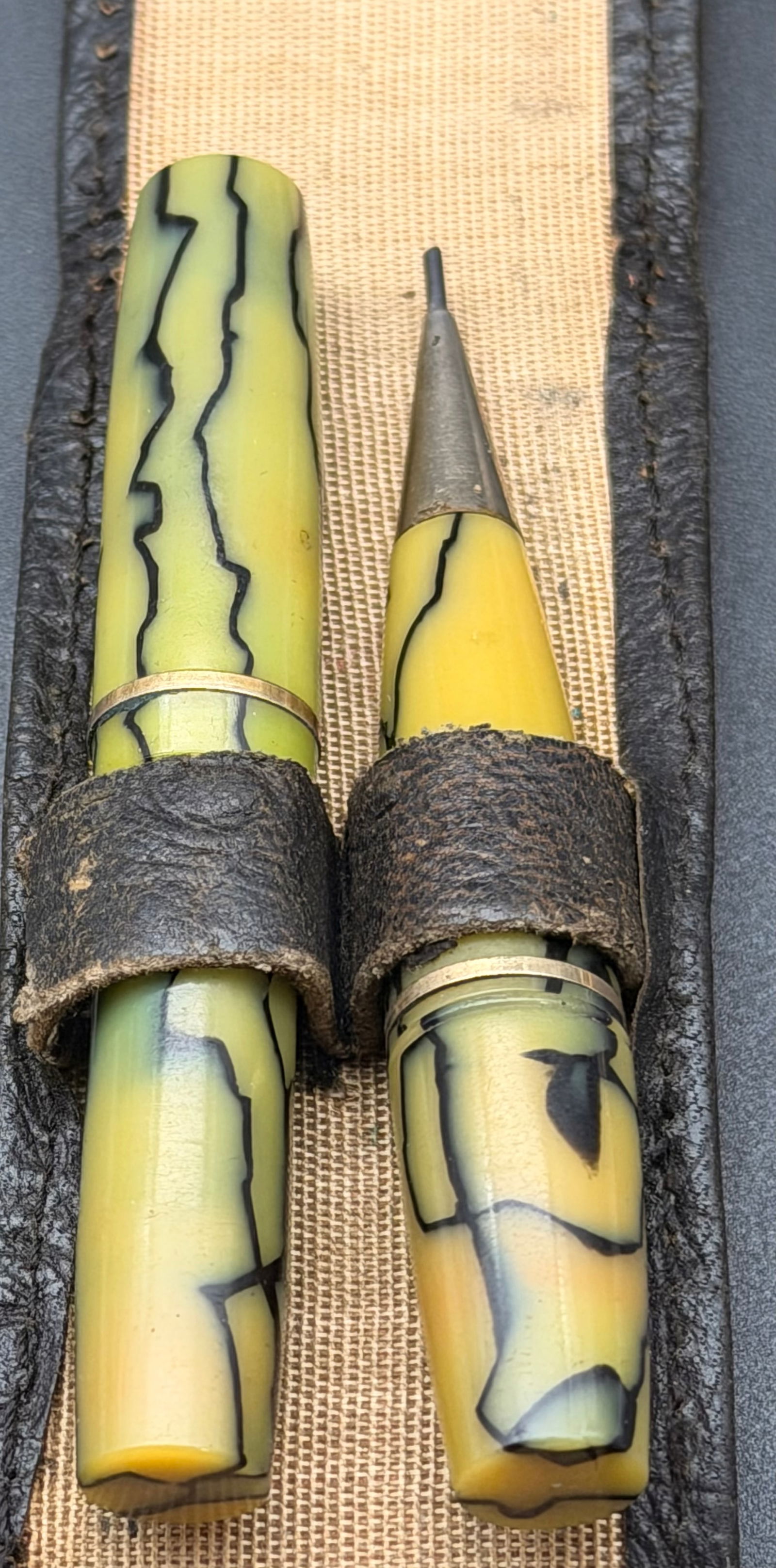 Vintage Sheaffer Marbled Fountain Pen & Mechanical Pencil Set 14K Nib USA: Vintage Sheaffer fountain pen and mechanical pencil set featuring distinctive yellow-green marbled celluloid barrels with black veining. The fountain pen is fitted with an original 14K gold Nib Sheaff