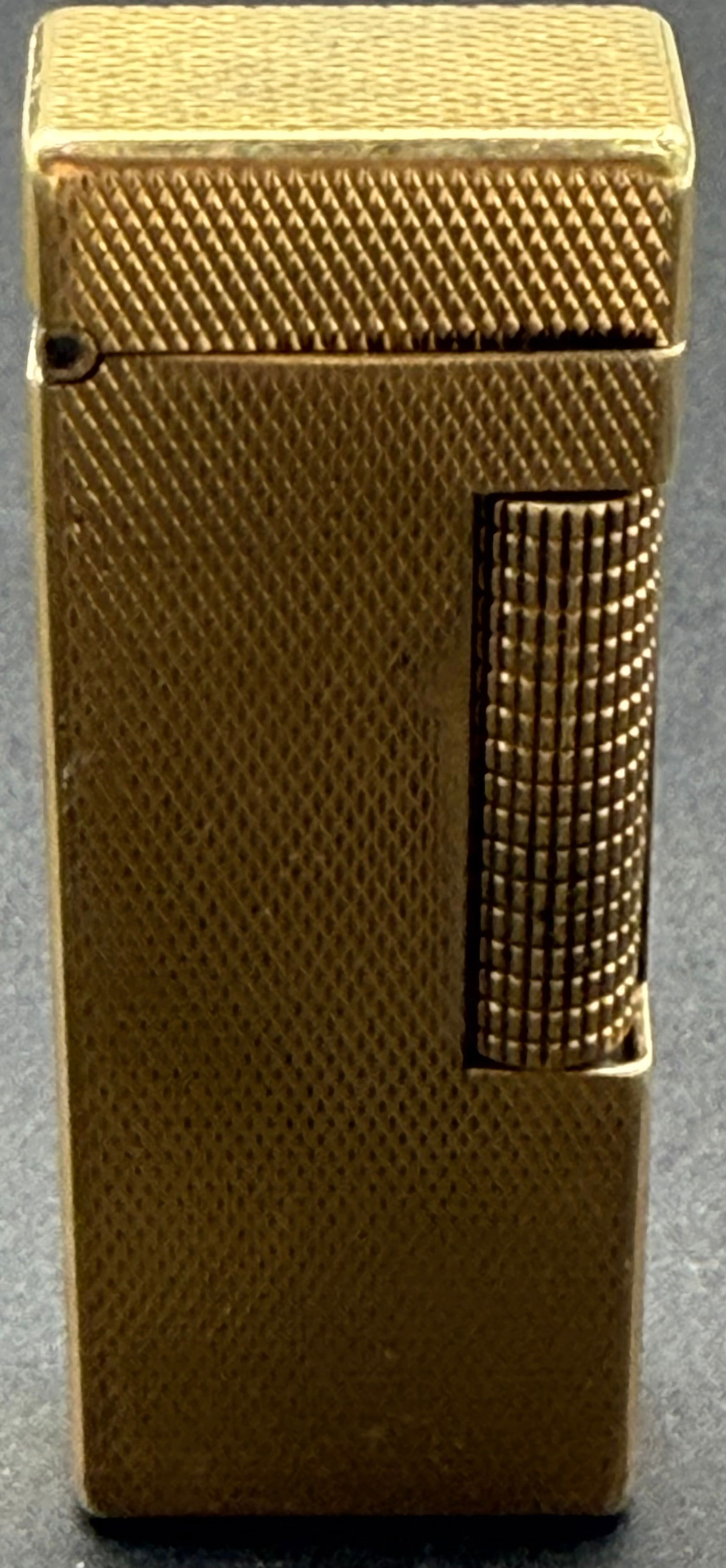 Vintage Dunhill Gold-Tone Petrol Lighter – Made in England – Classic Ribbed Design: Authentic vintage Dunhill petrol lighter featuring a gold-tone finish with an elegant ribbed body and side roller striker. Marked “Dunhill” and “Made in England” on the base, confirmin