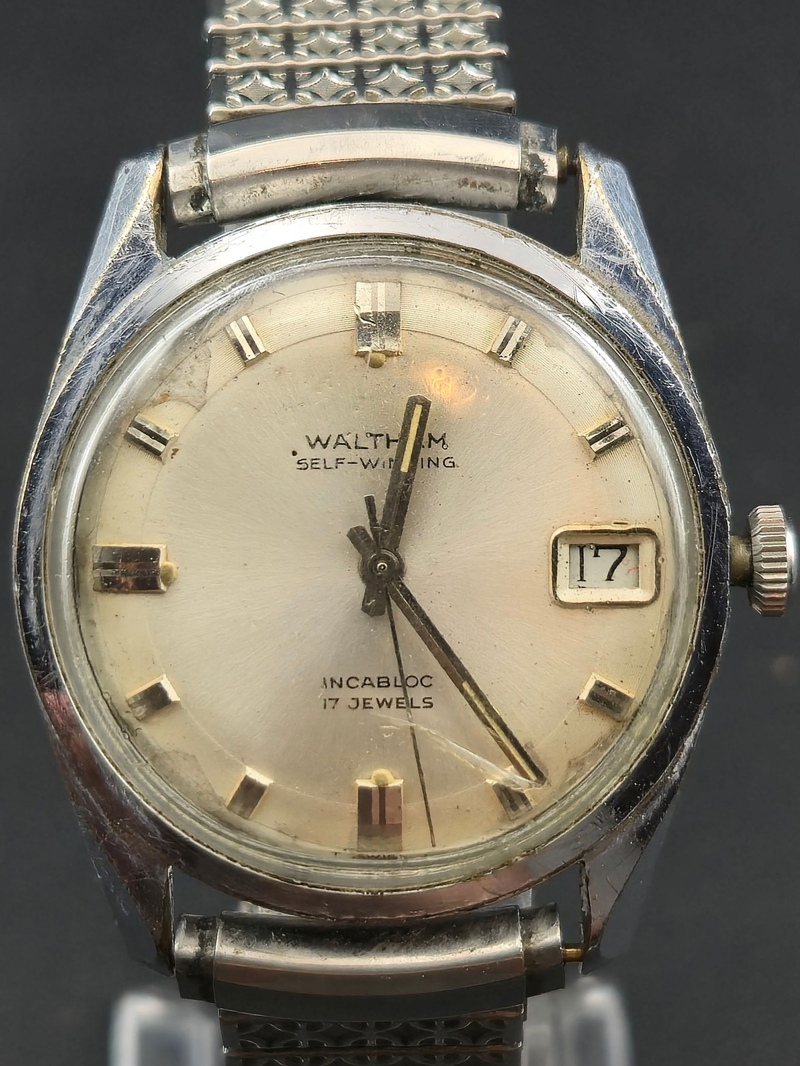 1960s Waltham Self-Winding Automatic 17J Swiss Watch – 35mm – Date: Vintage Waltham Self-Winding Swiss automatic wristwatch from the 1960s, featuring a silver dial with applied baton hour markers and a framed date window at 3 o’clock. The watch is housed in a stainl