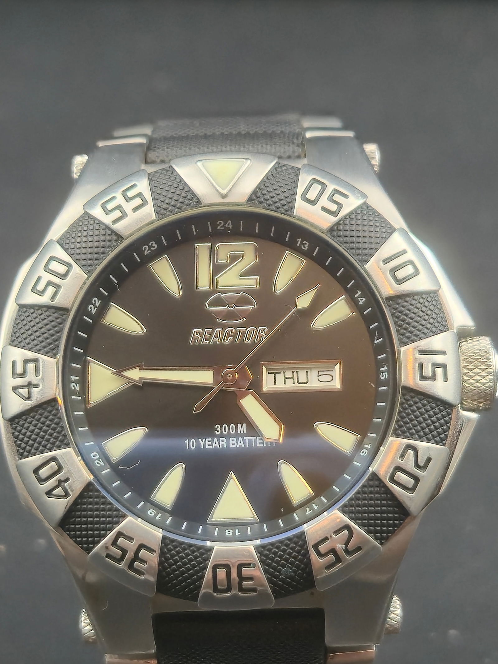 2000s Reactor Gamma Stainless Steel Diver Watch Blue Dial 47mm Runs: Reactor Gamma professional diver style wristwatch featuring a blue dial with bold luminous markers and day date display. Watch is running and presents in clean condition. Heavy all stainless steel con