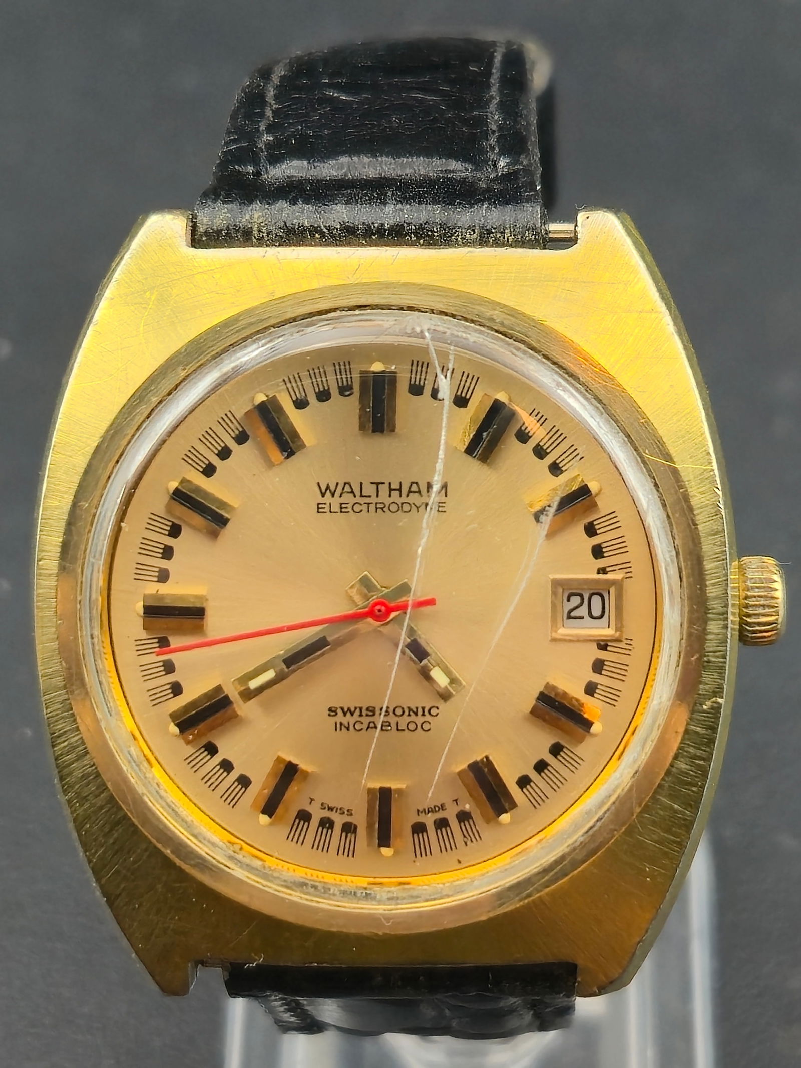 1970s Waltham Electrodyne Swissonic Cushion Watch Date 38mm: Vintage Waltham Electrodyne Swissonic wristwatch from the 1970s, featuring a cushion-shaped gold-tone case with base metal bezel and stainless steel screw back, both clearly marked. Dial is signed Wal