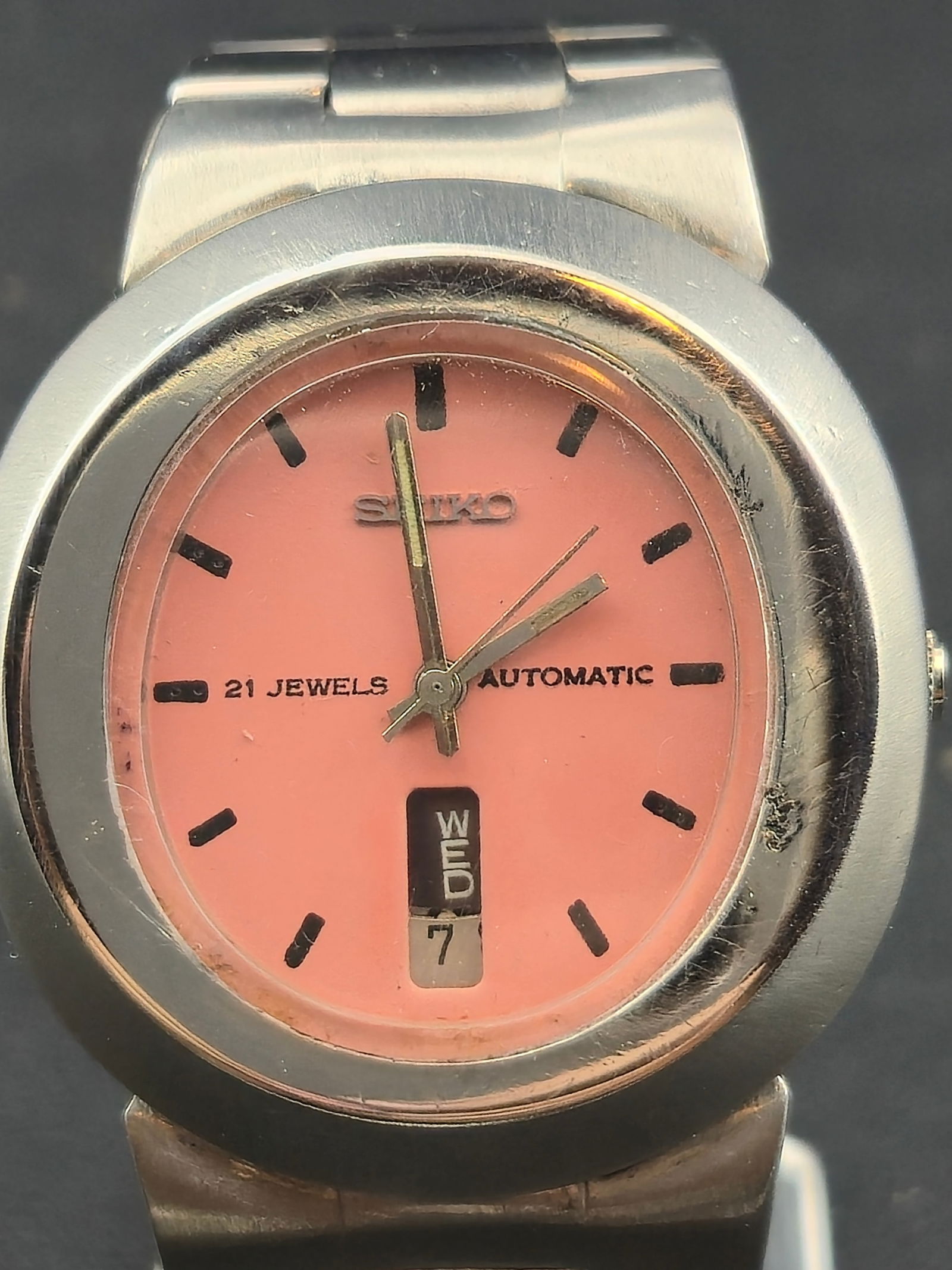 Seiko Automatic 21J Pink Dial Day Date Ref 6119-5450 Stainless Steel 1970s: Vintage Seiko automatic wristwatch featuring a rare pink dial with applied black baton hour markers, framed day-date window, and signed Seiko dial marked 21 Jewels Automatic. Stainless steel case fitt