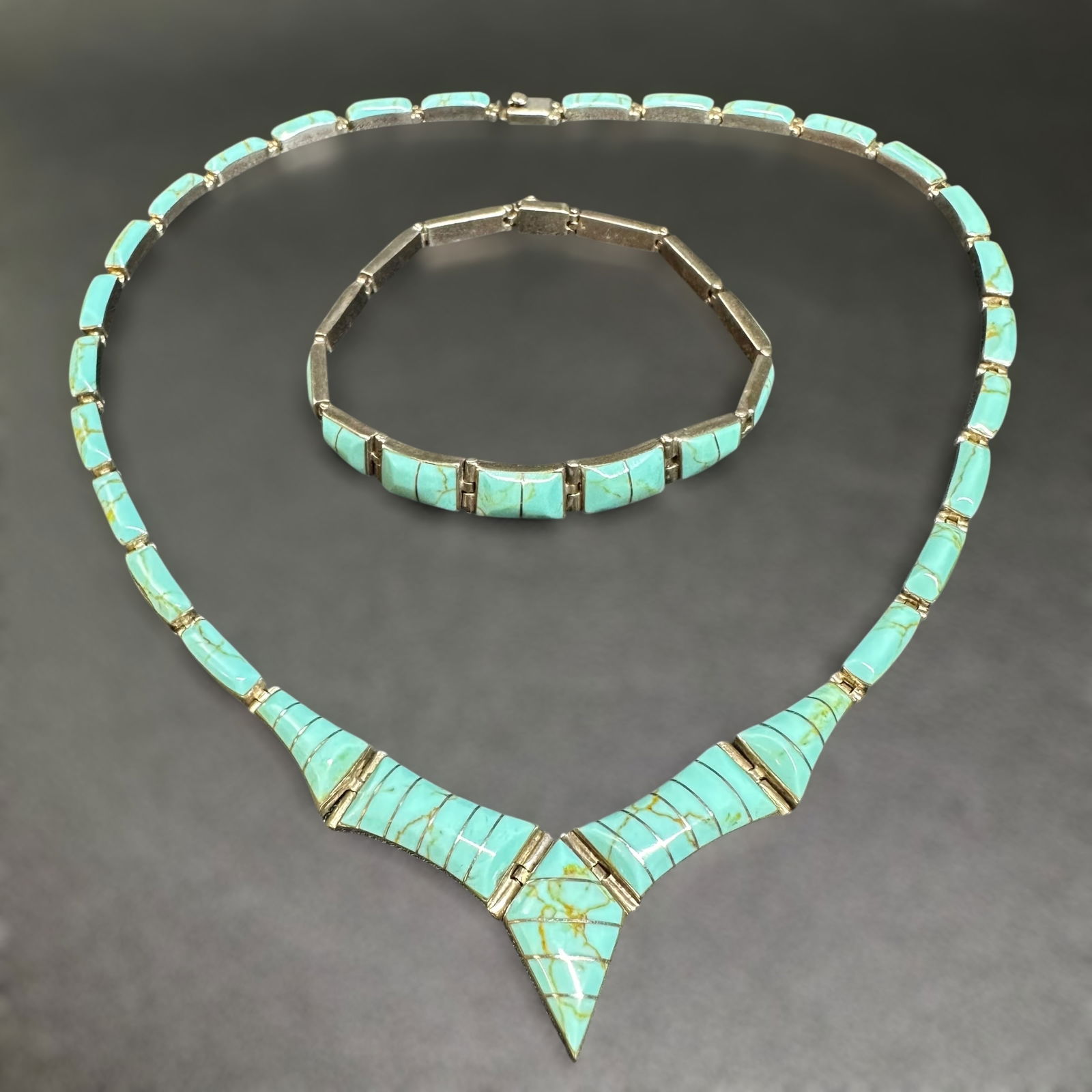 7.5"/14"/38g Native American Sterling Silver Turquoise Inlay Necklace & Bracelet Set: 7.5"/14"/38g Native American Sterling Silver Turquoise Inlay Necklace & Bracelet Set:Brand/Model: Unknown. Native American. No hallmark.Manufacturer Location: Unknown.Year Produced: Unknown.Condition: