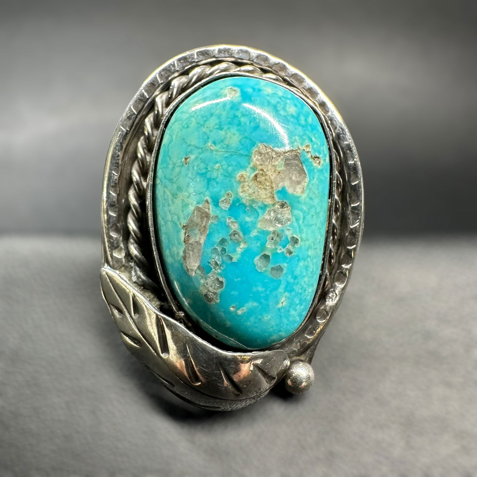 Sz6/14g Native American Sterling Silver Turquoise Ring: Sz6/14g Native American Sterling Silver Turquoise Ring:Brand/Model: Unknown.Manufacturer Location: Unknown.Year Produced: Unknown.Condition: Overall good vintage condition with surface wear, light scr