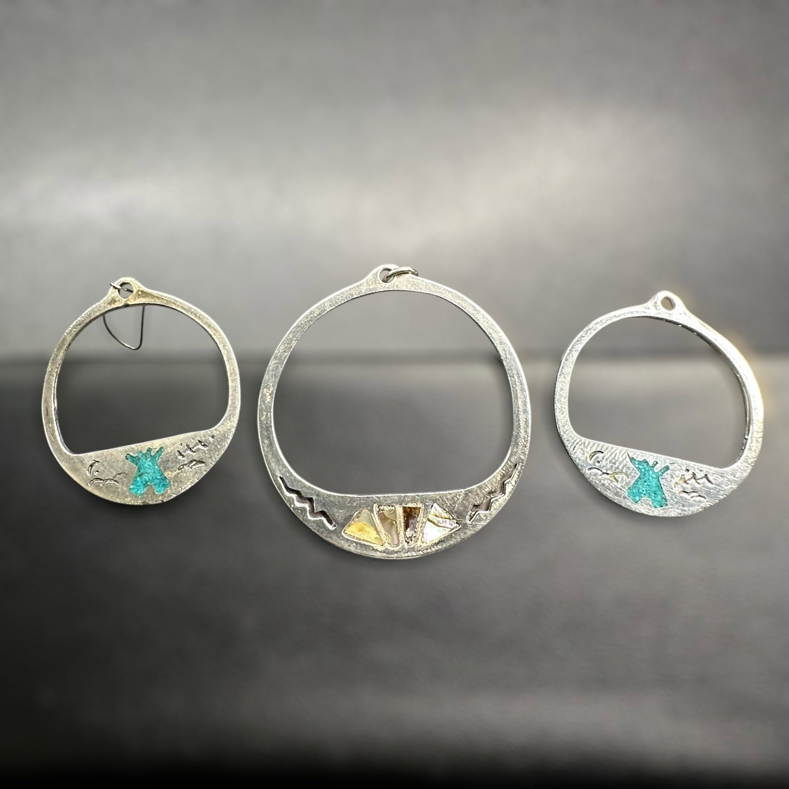 11g Native American Sterling Silver Abalone Turquoise Inlay Pendant & Earrings Set: 11g Native American Sterling Silver Abalone Turquoise Inlay Pendant & Earrings Set:Brand/Model: Native American. No hallmark.Manufacturer Location: Unknown.Year Produced: Unknown; Condition: Set is in