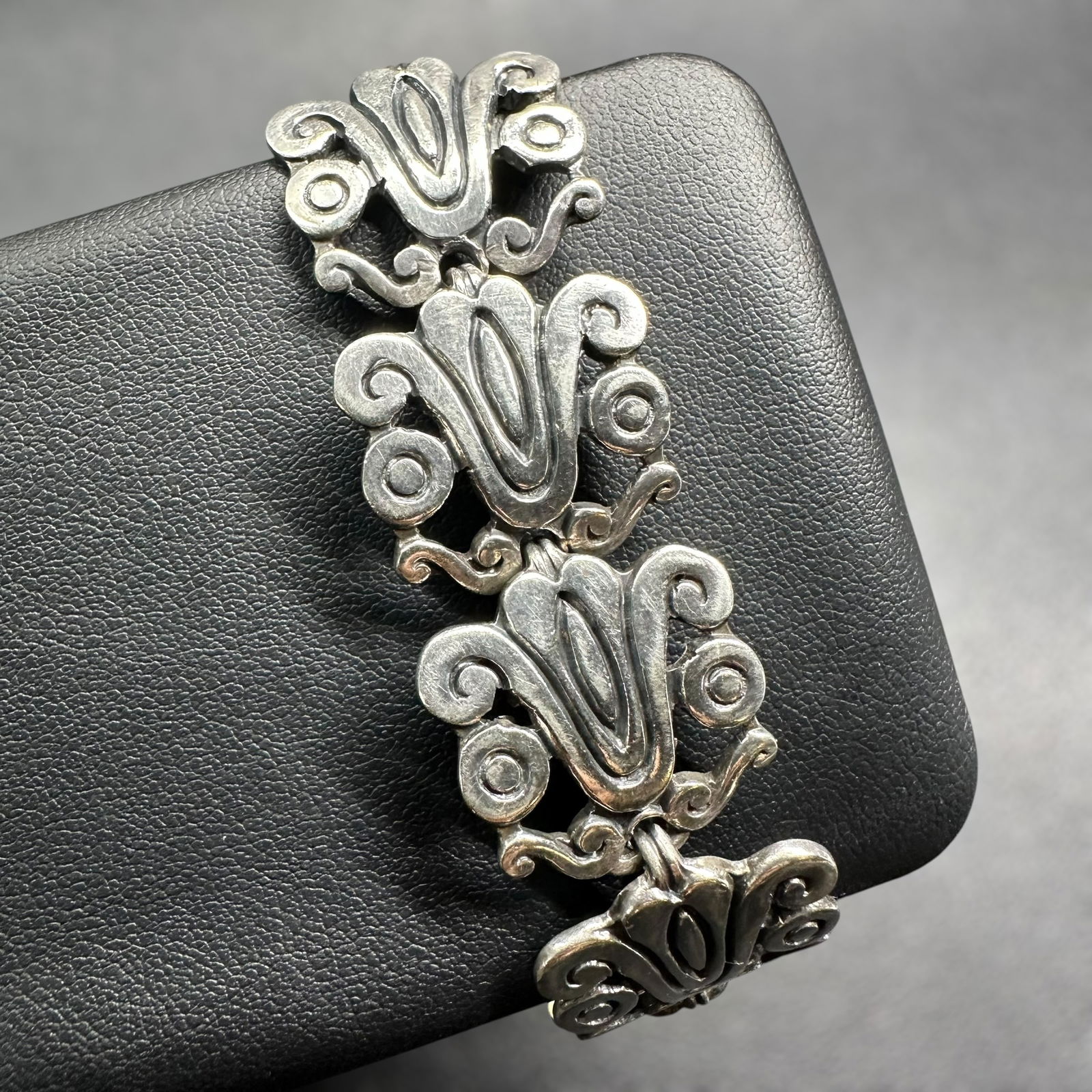 6.25"/38g 925 Lopez Taxco Mexico Sterling Silver Panel Link Bracelet: 6.25"/38g 925 Lopez Taxco Mexico Sterling Silver Panel Link Bracelet:Brand/Model: Unknown; stamped;"Lopez"Manufacturer Location: Taxco, Mexico.Year Produced: Unknown.Condition: Overall good vintage co