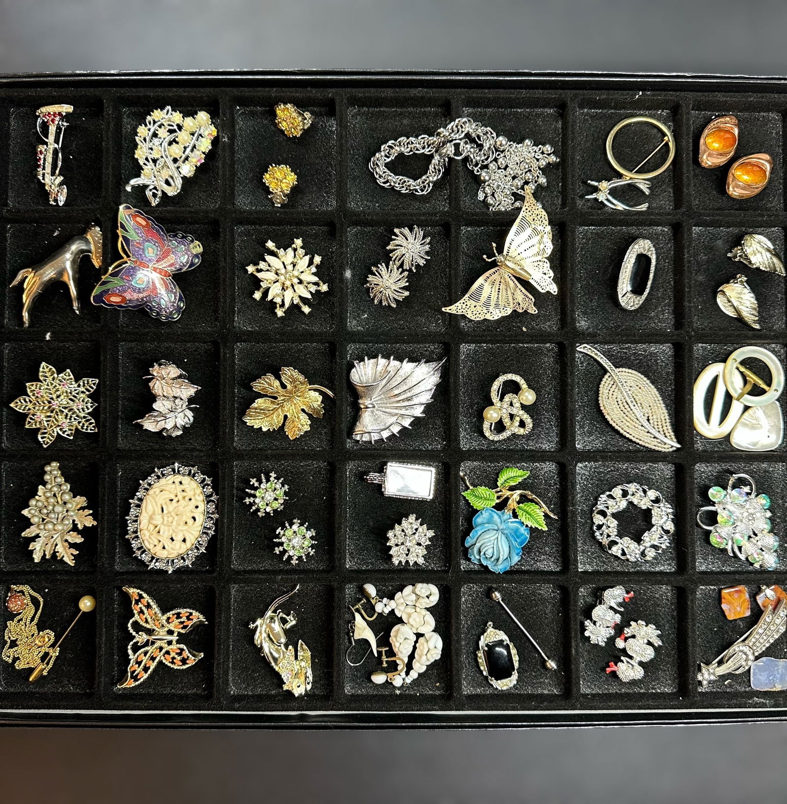 1310g Vintage Costume Jewelry Lot w/ Glass Top Display Box (1 of 13)