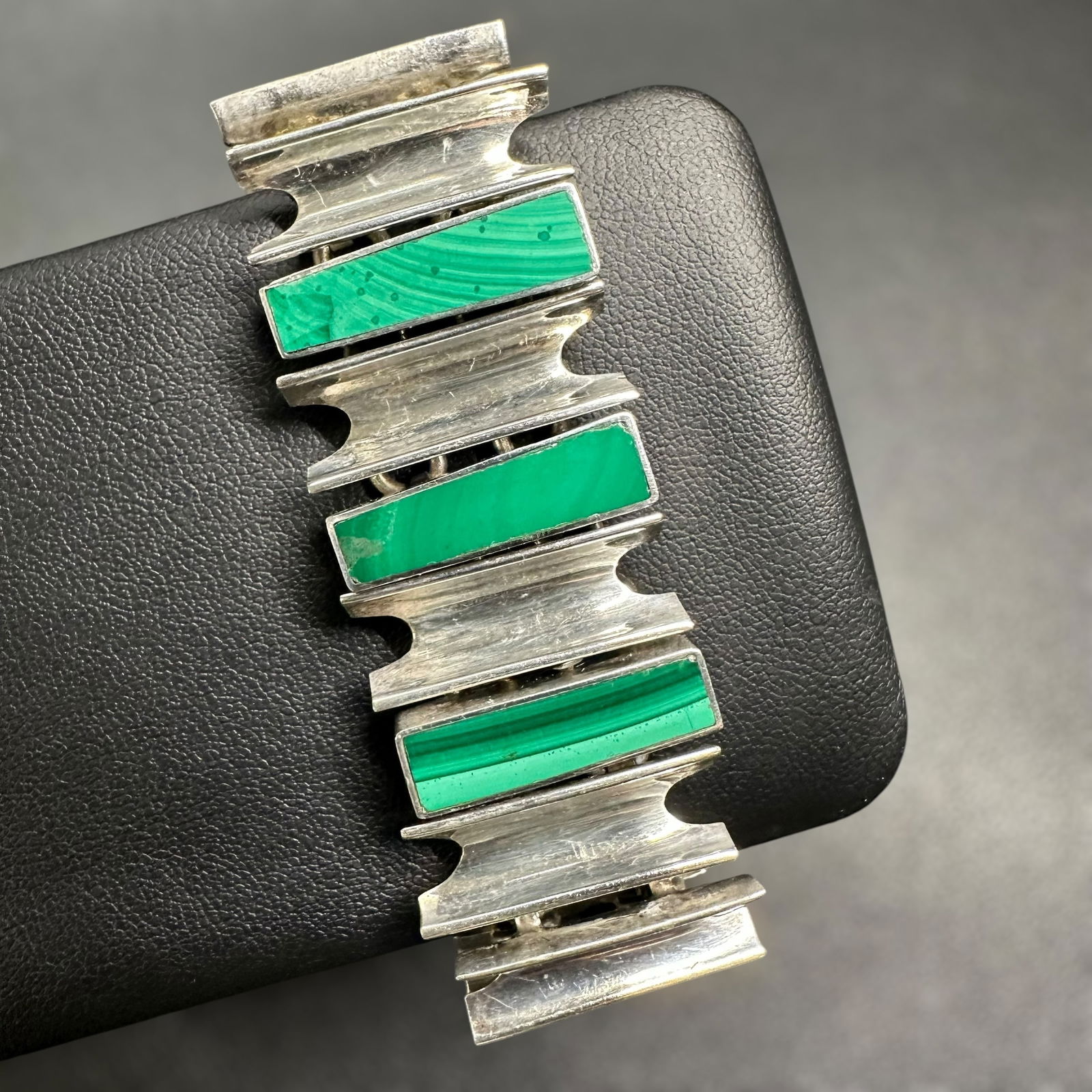 6.5"/66g Taxco Mexico Sterling Silver Malachite Modern Link Bracelet: 6.5"/66g Taxco Sterling Silver Malachite Modern Link Bracelet:Brand/Model: Marked “TR-115”.Manufacturer Location: Taxco, Mexico.Year Produced: Unknown.Condition: Good vintage condition with vi