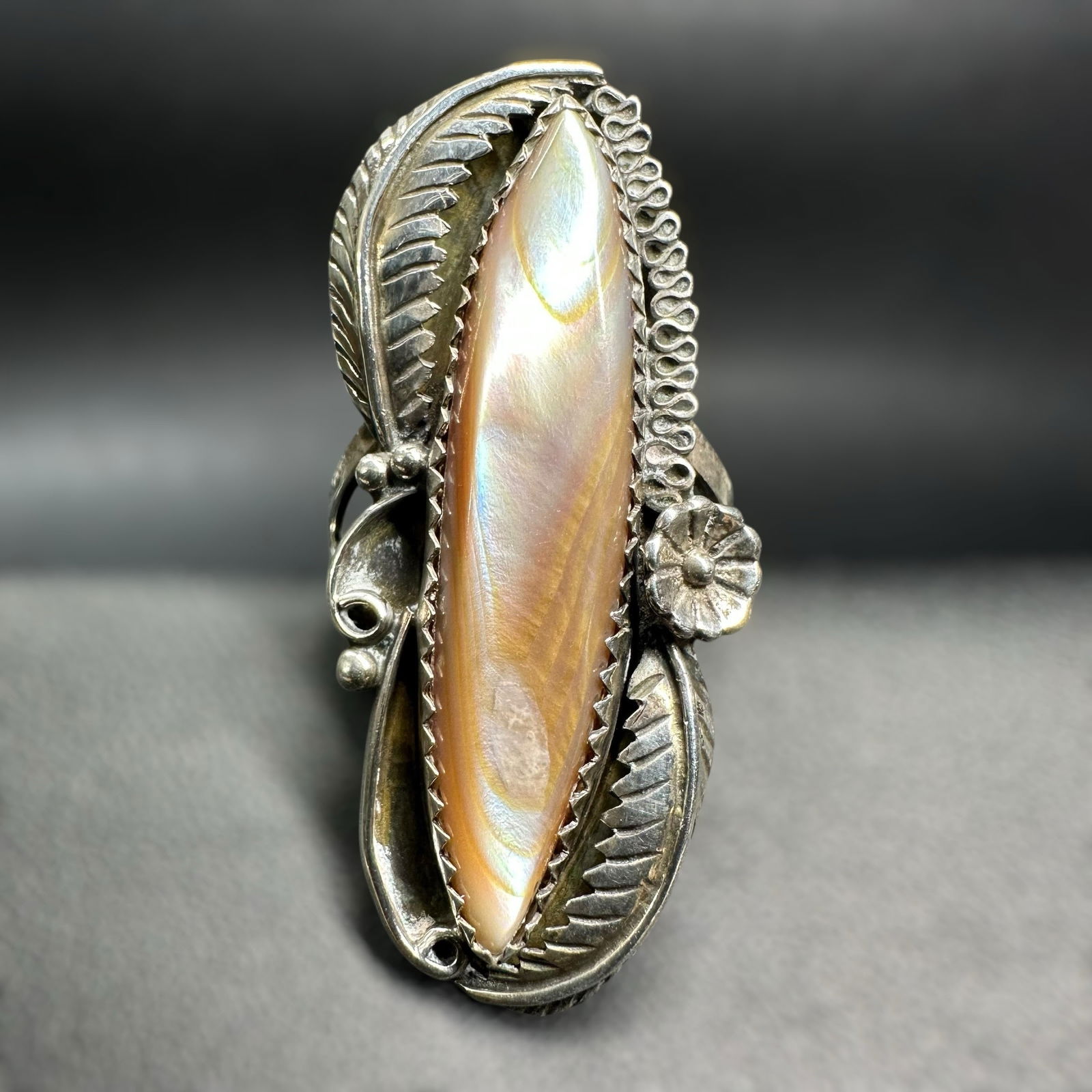 Sz8.5/8g Native American 925 Sterling Silver Mother of Pearl Ring (1 of 11)