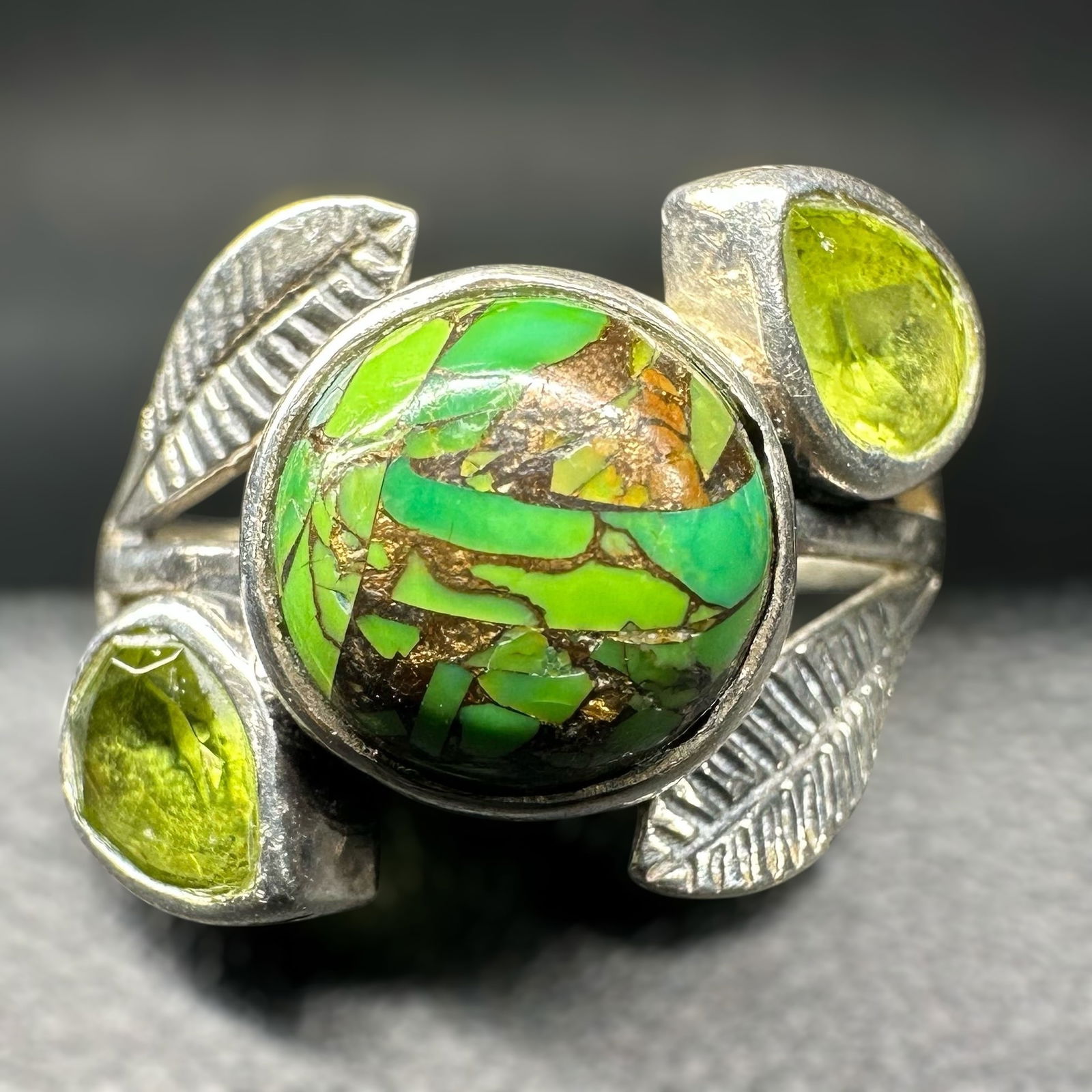 Sz11/5g Native American Sterling Silver Green Turquoise & Peridot Ring: Sz11/5g Native American Sterling Silver Green Turquoise & Peridot Ring: Description:Brand/Model: Native American; no hallmark. Manufacturer Location: Not marked.Year Produced: Unknown.Condition: Excel