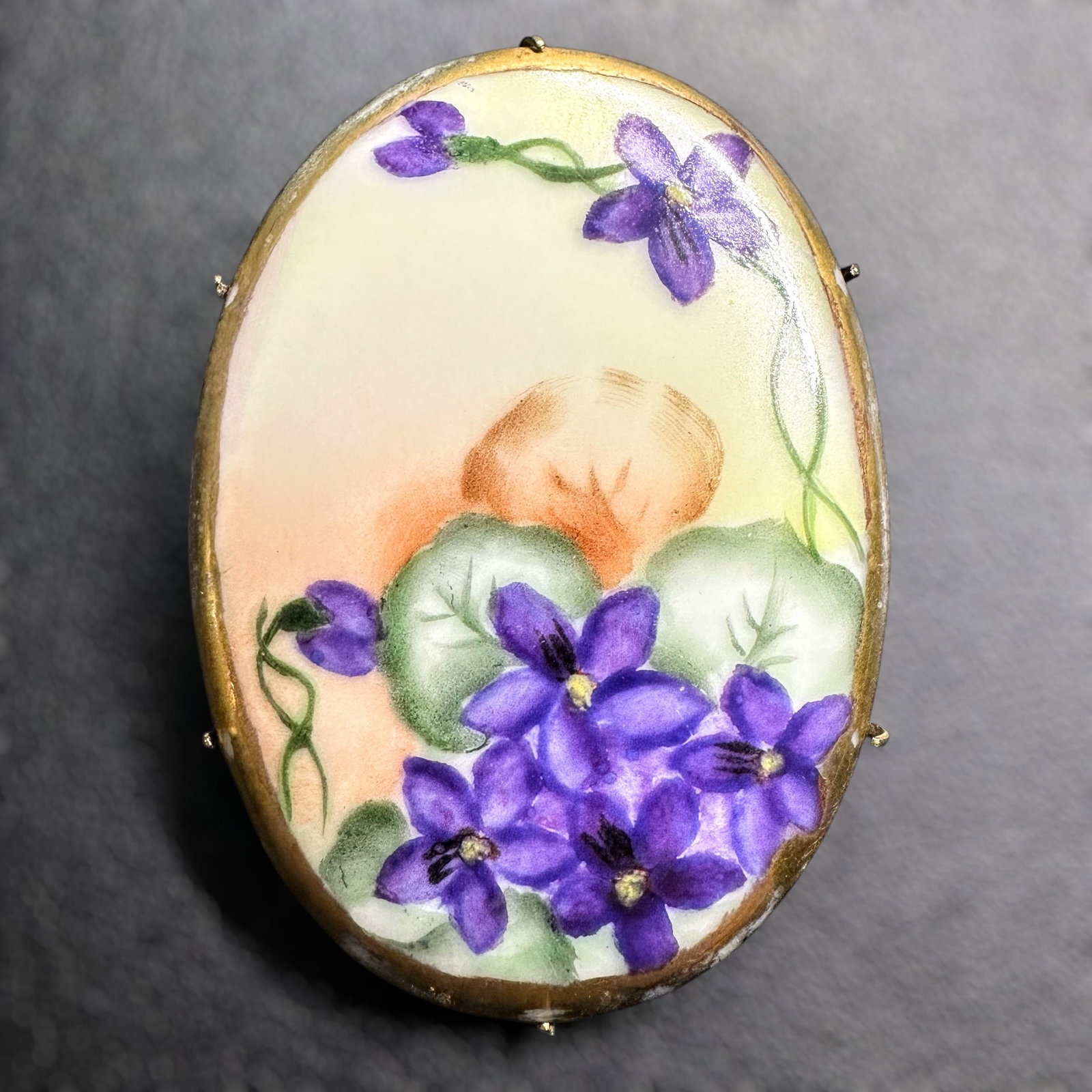 40g Vintage Brass & Porcelain Hand-Painted Violet Floral Brooch: 40g Vintage Brass & Porcelain Hand-Painted Violet Floral Brooch:Brand/Model: Unknown.Manufacturer Location: Not marked.Year Produced: Unknown.Condition: Pin on brooch is missing/broken. Otherwise, in