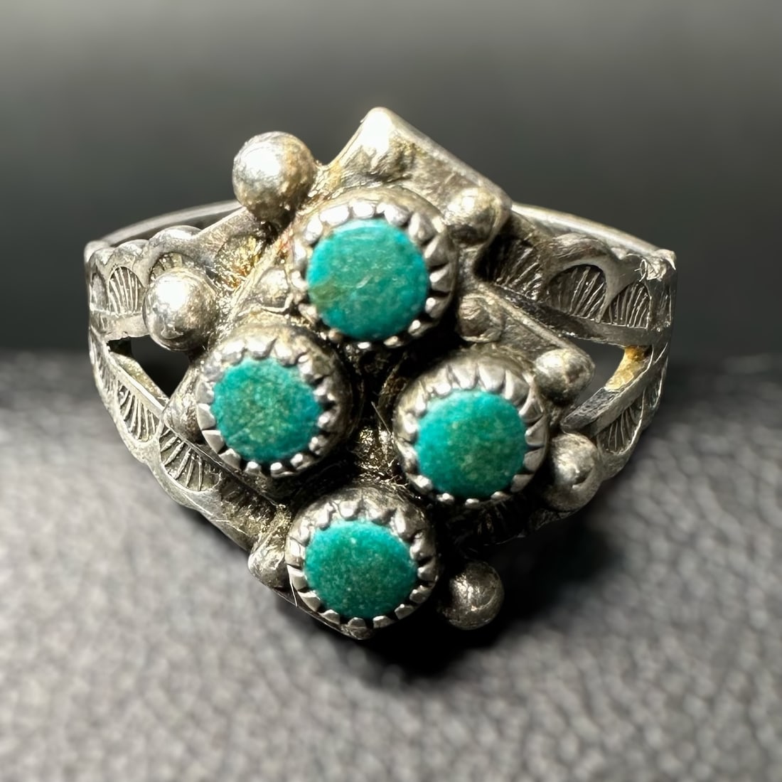 Sz5.5/3g Native American Zuni Sterling Silver Petit Point Turquoise Cluster Ring (1 of 9)