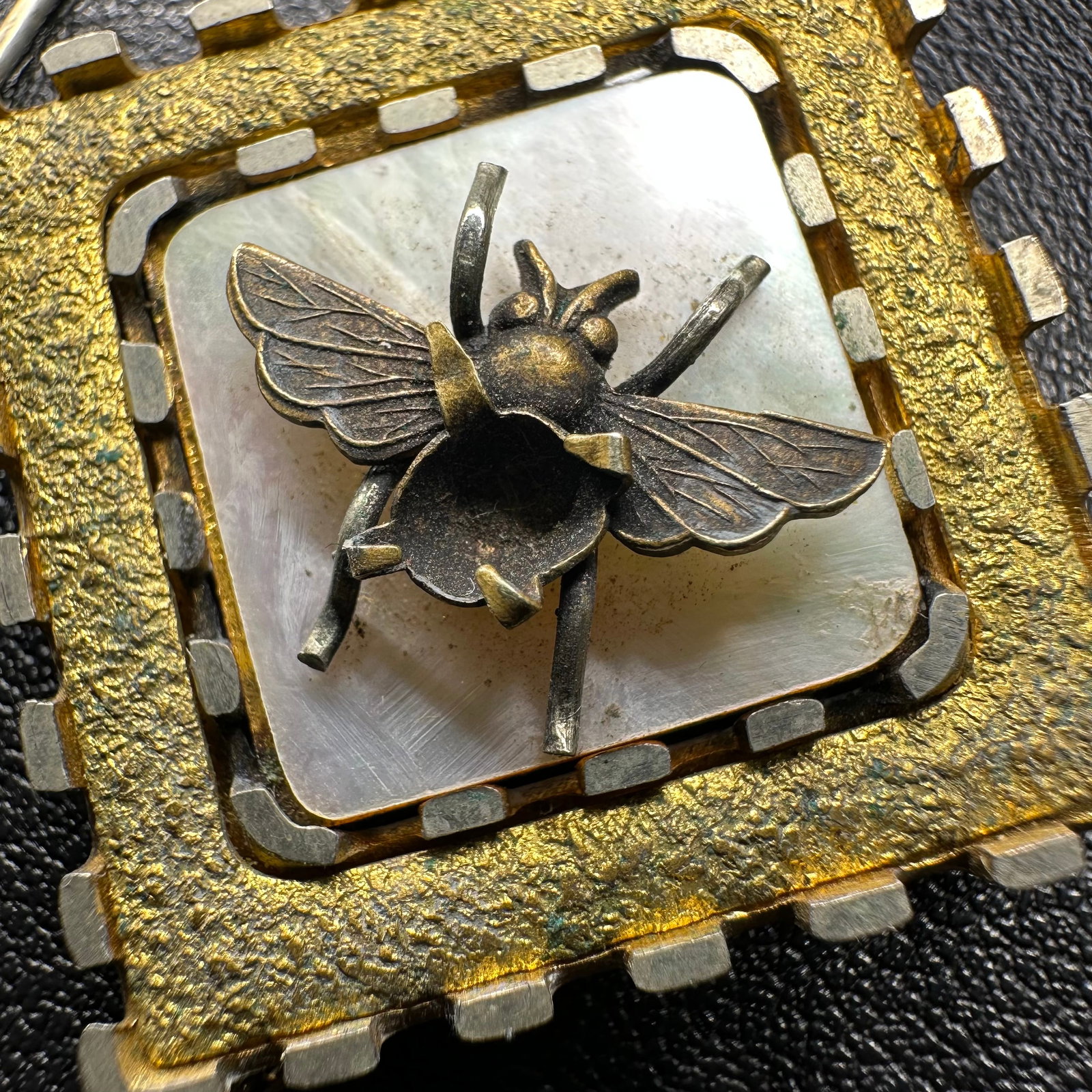9g Victorian Bee & Mother of Pearl Brooch: 9g Victorian Bee & Mother of Pearl Brooch.Brand/Model: Unknown.Manufacturer Location: Not marked.Year Produced: Unknown.Condition: Pin clasp is broken. Otherwise, this item is in good vintage conditio