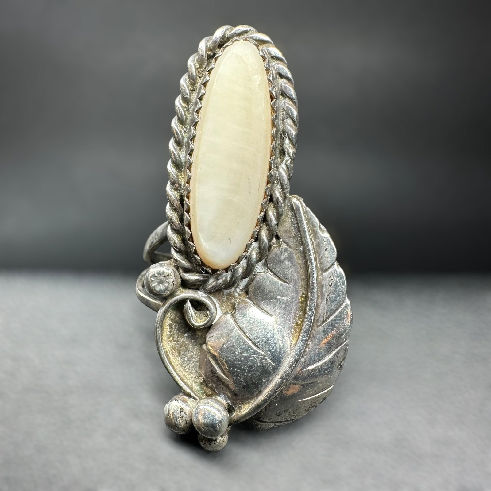Sz7.25/8g Native American Sterling Silver Mother of Pearl Ring: Sz7.25/8g Native American Sterling Silver Mother of Pearl Ring:Brand/Model: No hallmark. Unknown Native American artisan, Navajo style; Manufacturer Location: Not marked.Year Produced: Unknown.Conditi